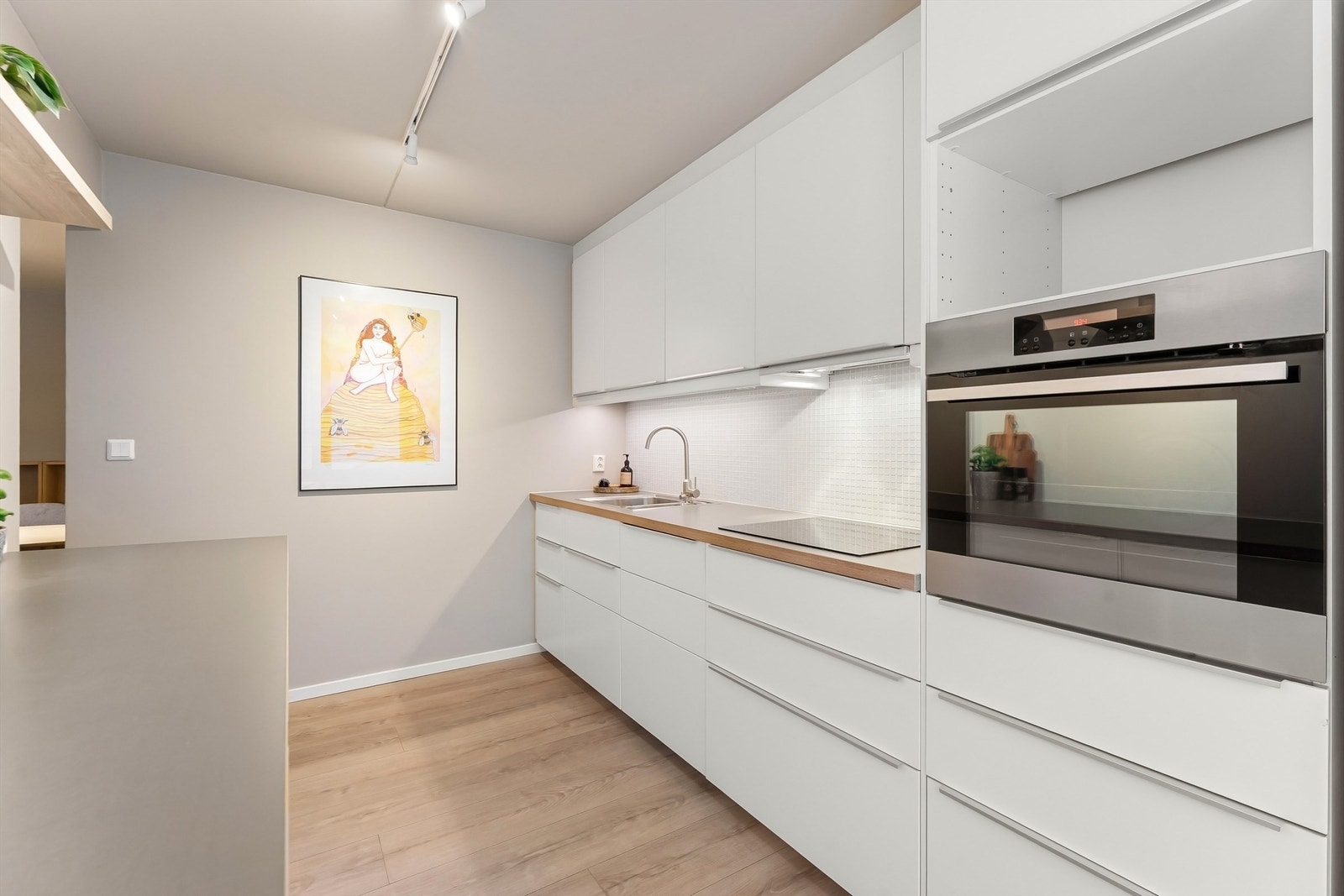 Kjøkkenet er meget funksjonelt med god benke- og oppbevaringsplass Galleribilde