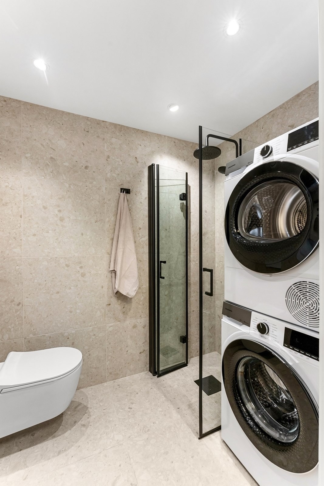 Romslig dusj med regnfallshode. Opplegg for både vaskemaskin og tørketrommel Galleribilde