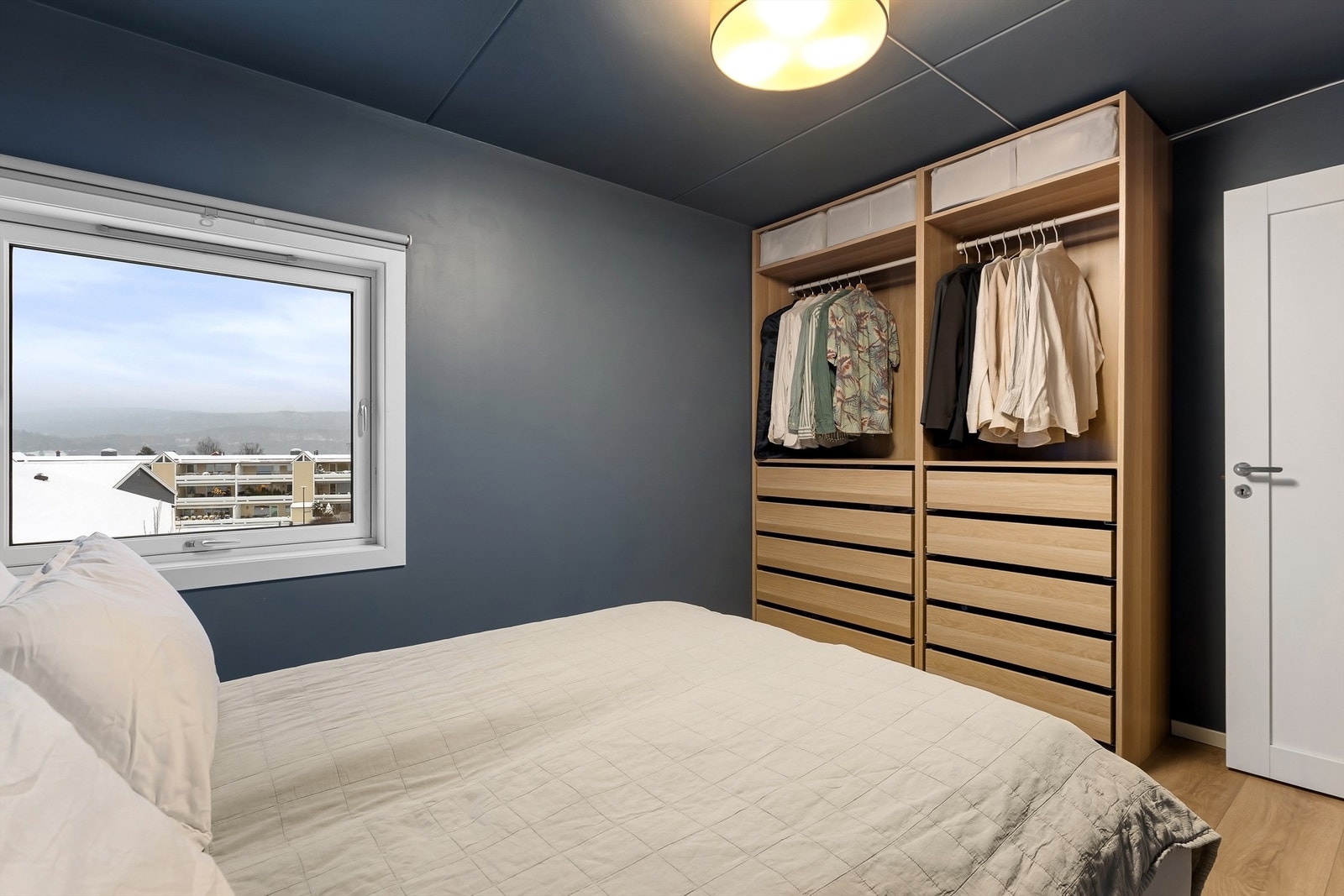 Hovedsoverom med garderobeløsninger Galleribilde