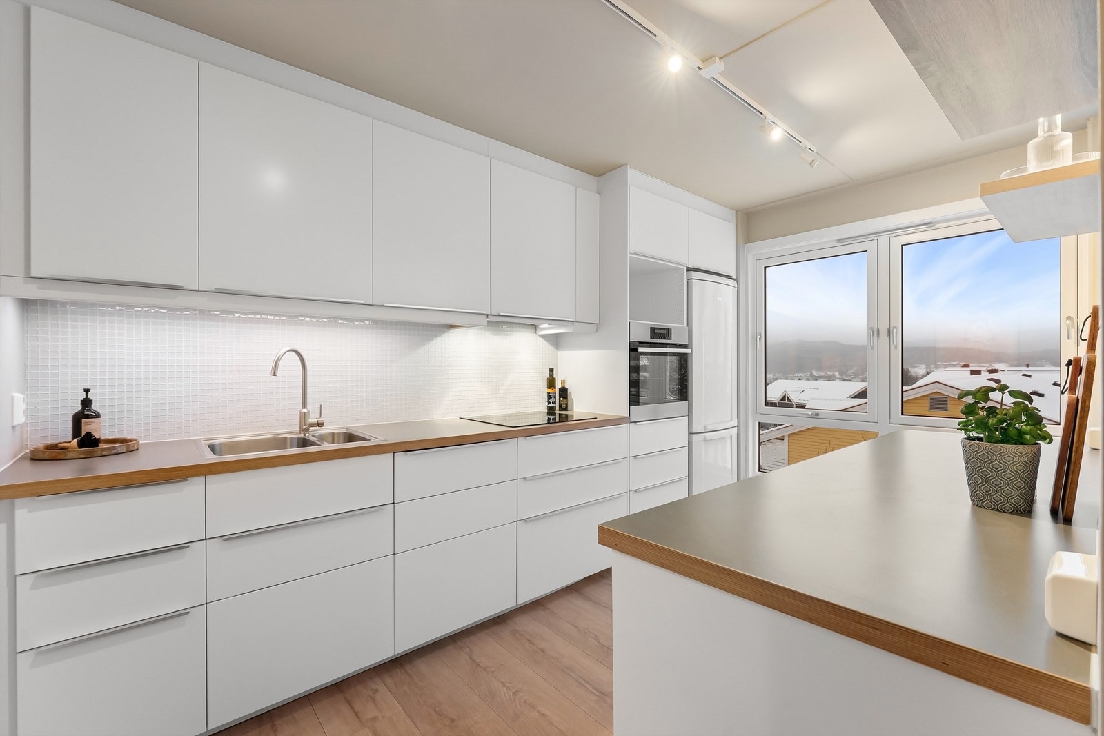 Pent og moderne kjøkken som ble fornyet sist i 2019 Galleribilde