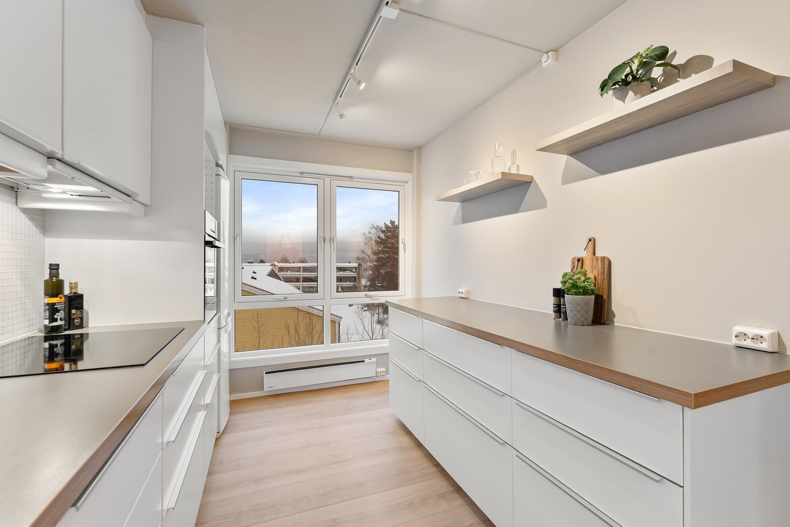 Utstyrt med integrerte hvitevarer som induksjonstopp og komfyr. Frittstående kjøleskap med fryser. Det er lagt opp til å kunne montere mikro. Alle hvitevarer medfølger boligen Galleribilde