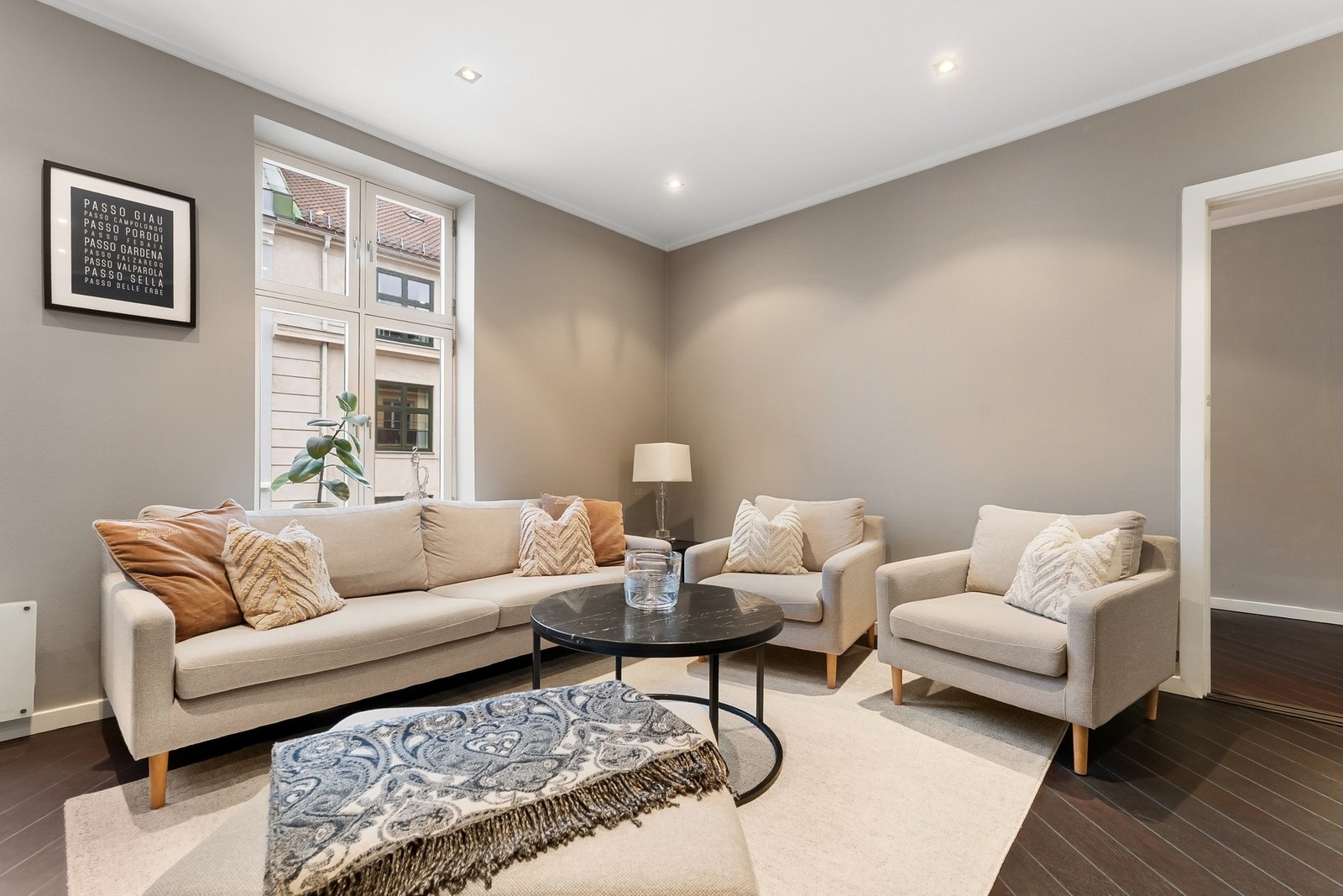 Stuen er lys og luftig med store vinduer som sikrer rikelig med naturlig lysinnslipp. Galleribilde