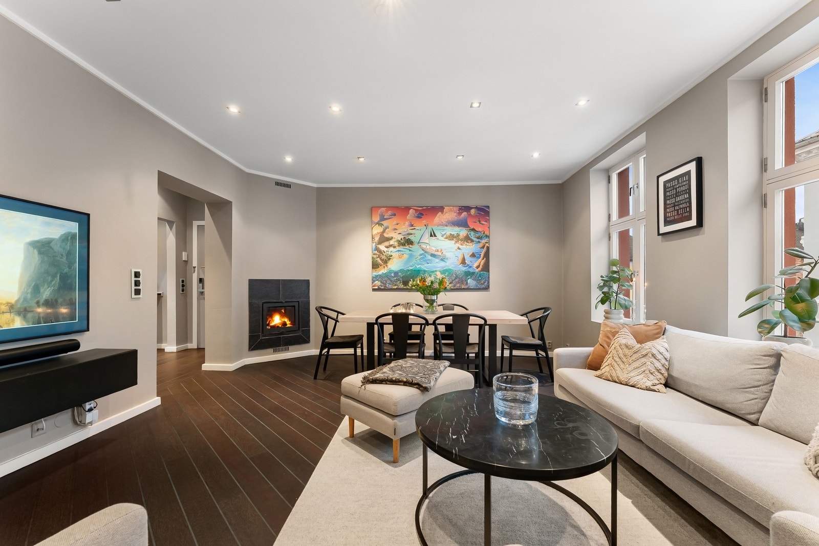 Stuen er utstyrt med peis som varmer godt på kaldere dager, og som skaper en hyggelig atmosfære. Galleribilde