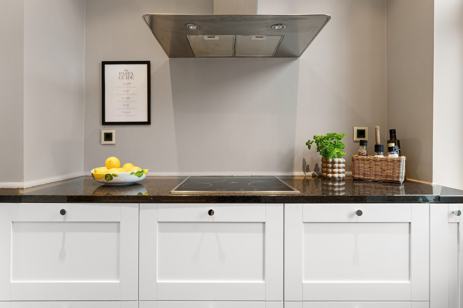 Det er rikelig med oppbevaring i skap og skuffer. Her får man god plass til alt man måtte trenge. Galleribilde