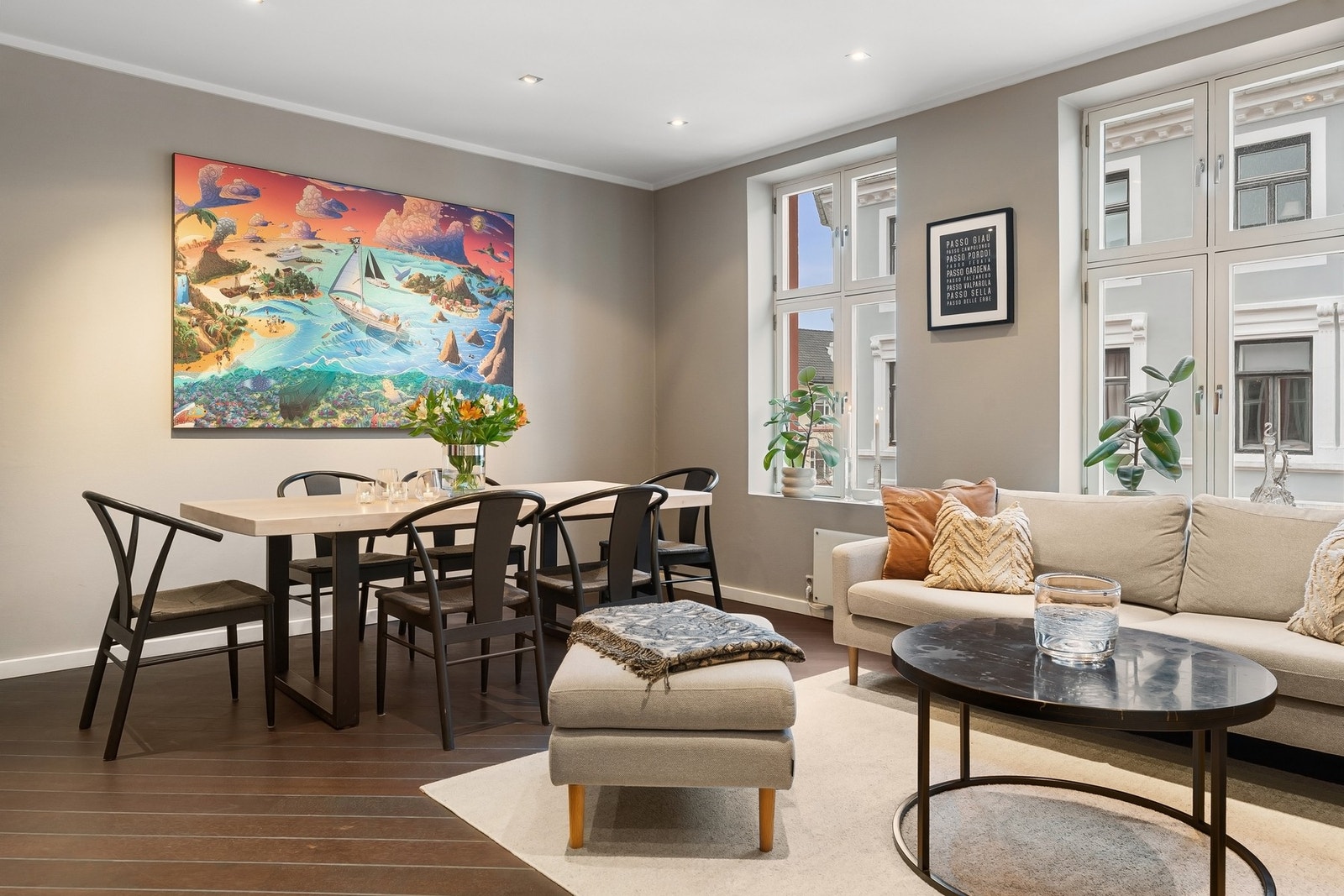 Her er det god plass til sofagruppe med tilhørende møblement. Galleribilde