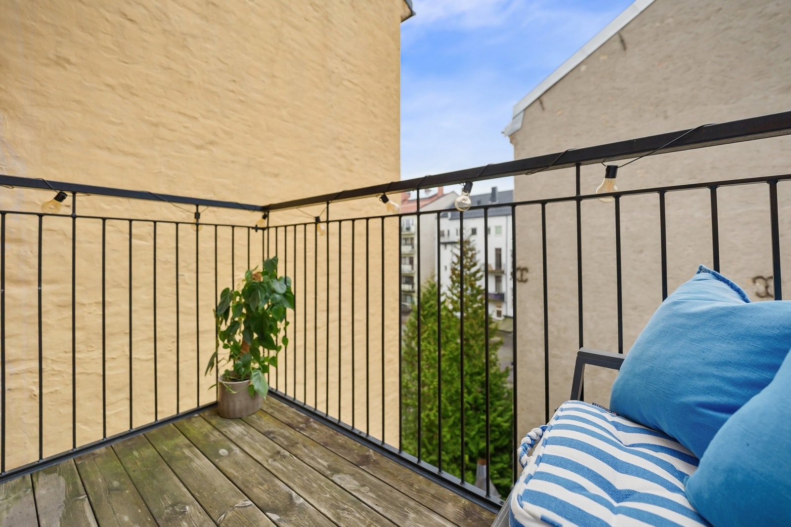 Balkongen har trivelig utsyn mot bakgård. Her kan lange sommerdager nytes. Galleribilde