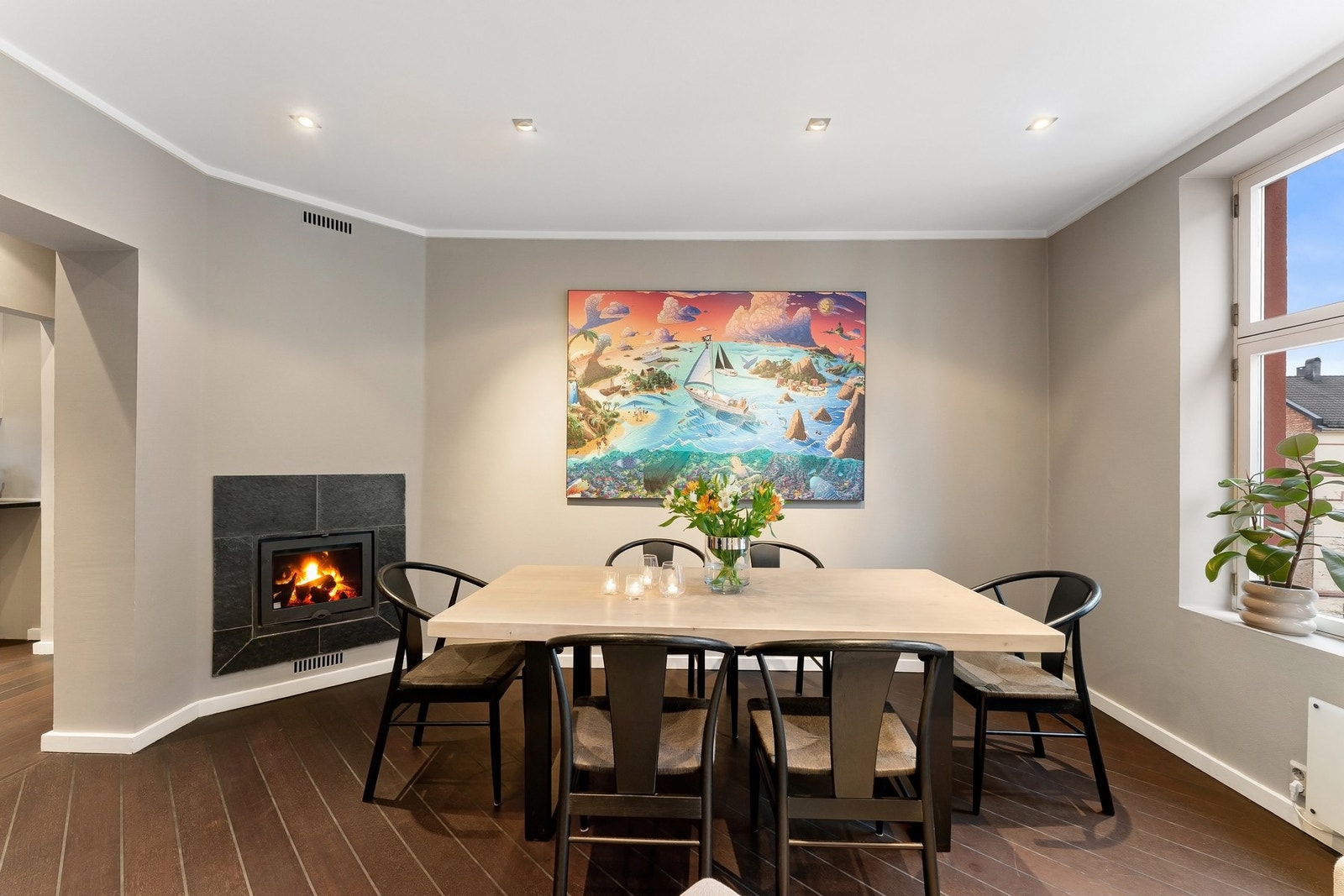 I stuen er det også god plass til egen sone for spisegruppe. Galleribilde