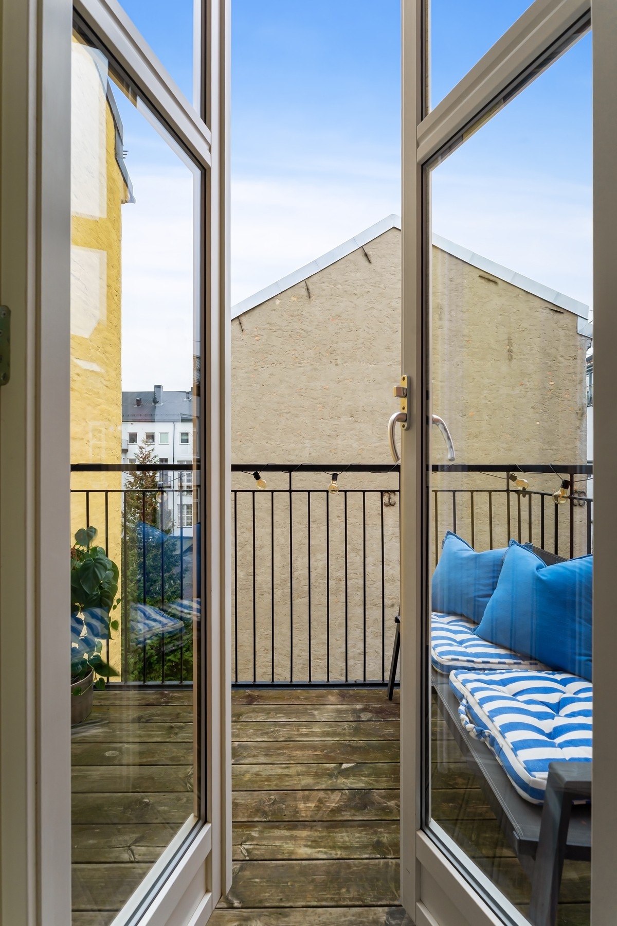 Dette er en lys og innbydende leilighet som ligger i byggets 4. etasje med balkong. Galleribilde