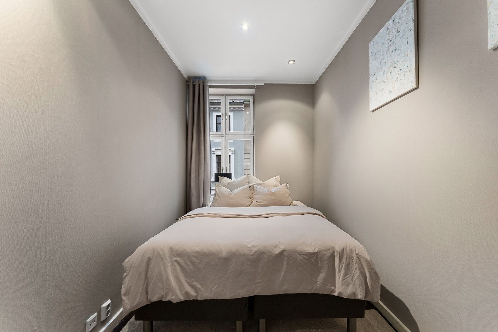 Soverom II har stort vindu som gir godt med dagslys og som skaper en behagelig atmosfære. Galleribilde