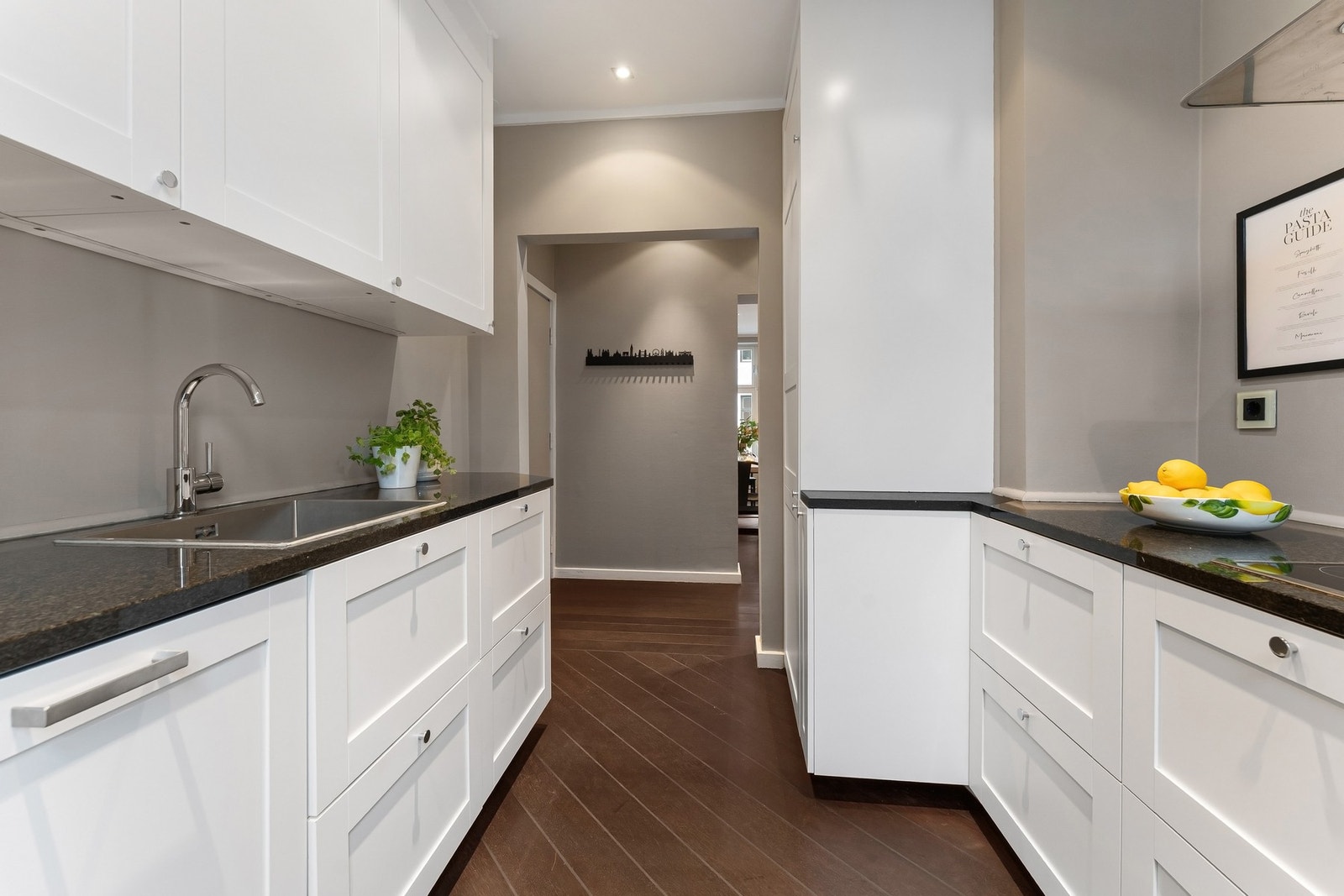 Kjøkkenet er også utstyrt med oppvaskmaskin fra 2026. Alle integrerte hvitevarer medfølger handelen. Galleribilde