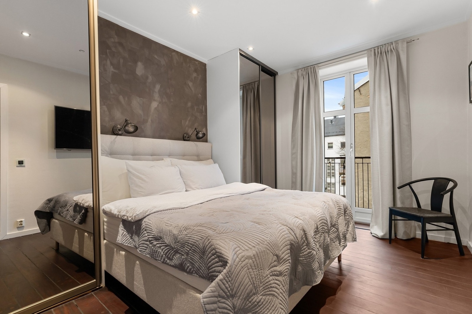 Leiligheten har to soverom av god størrelse, og har god plass til dobbeltseng med tilhørende møblement. Galleribilde