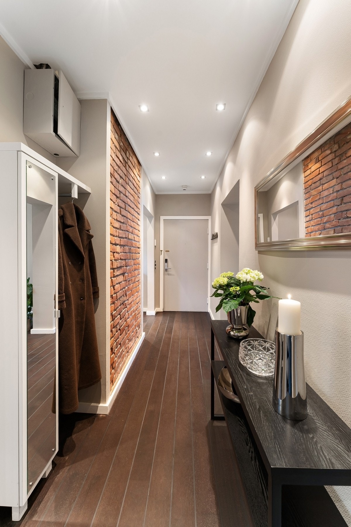 Leiligheten ligger i byggets 4.etasje, og har en innbydende og romslig entré med god plass til oppbevaring av yttertøy. Galleribilde