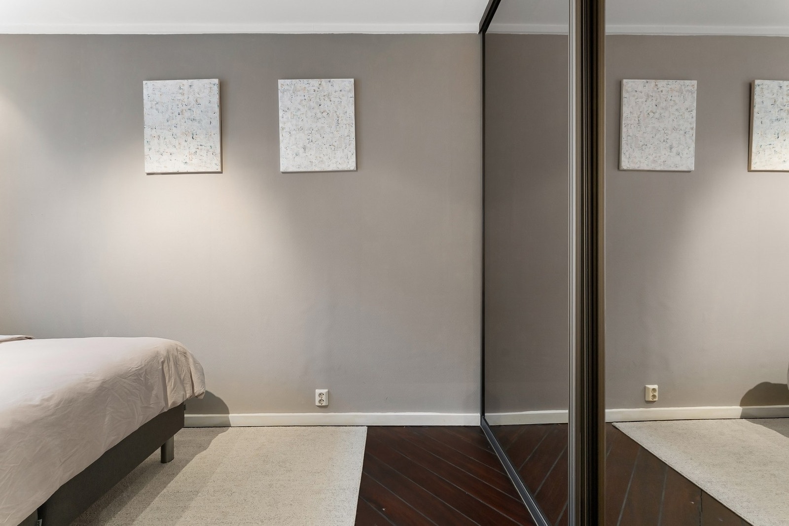 Rommet har en stor og praktisk skyvedørsgarderobe. Galleribilde