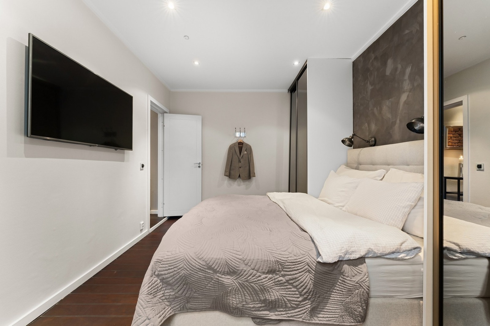 Det er garderobe på hver side av sengen, her kan klær ryddes pent bort. Galleribilde