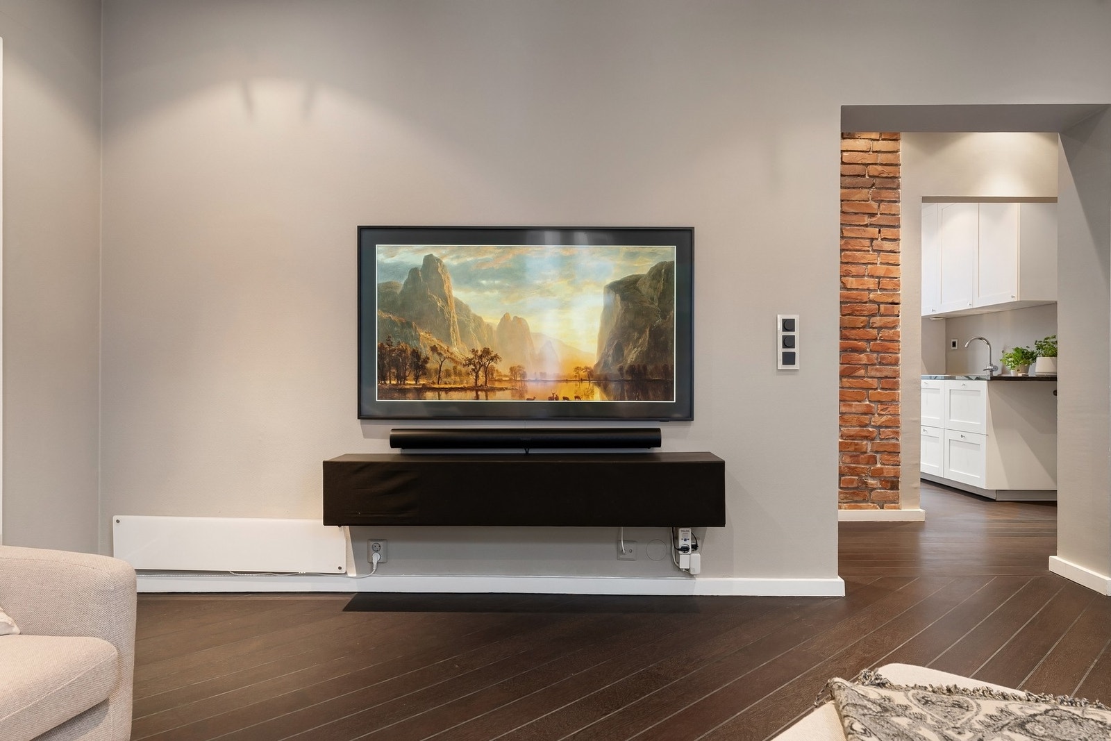 Stuen har en naturlig plass for TV-oppheng. Galleribilde