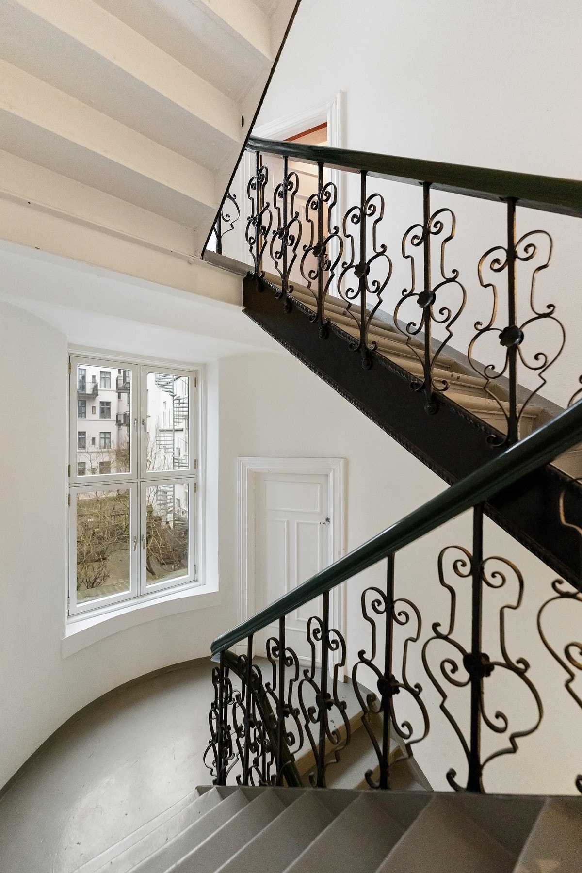 Det er adkomst via flott felles trappeoppgang. Velkommen inn! Galleribilde