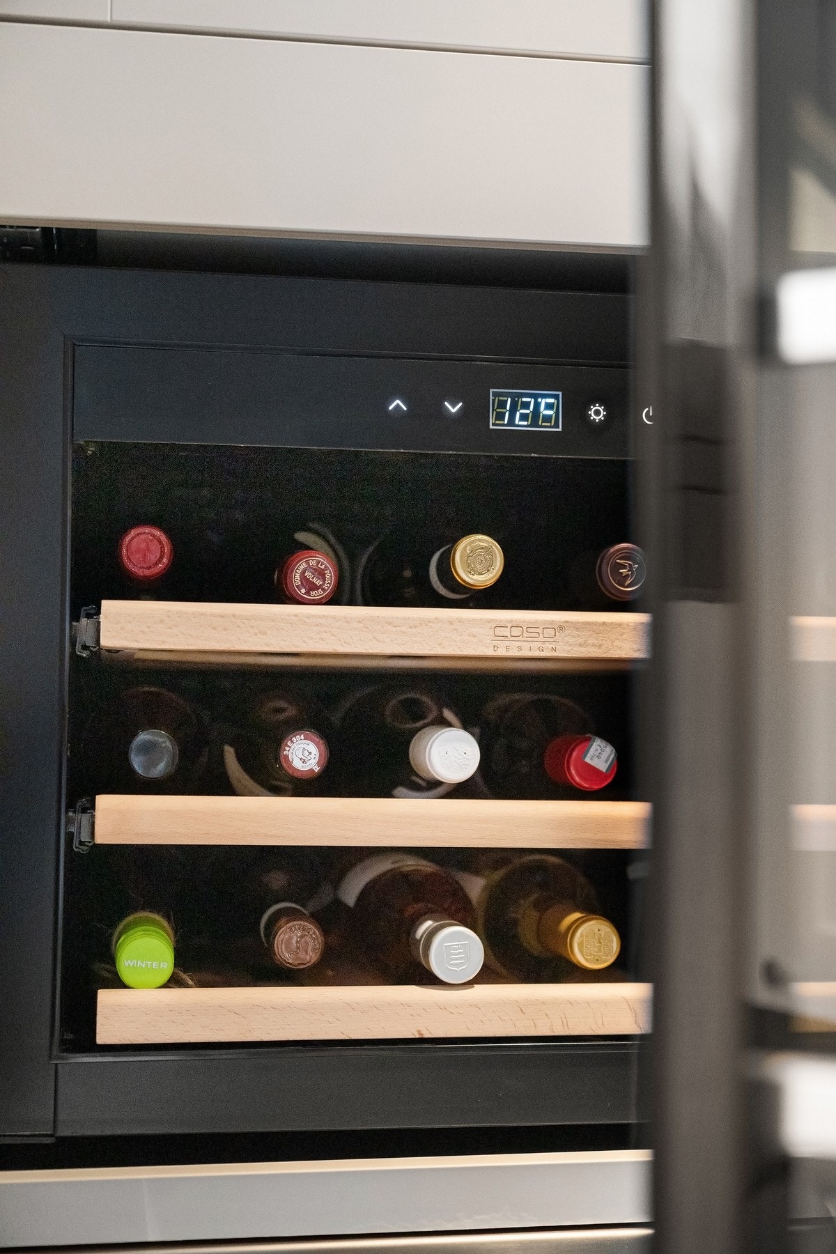 Kjøkkenet har integrerte hvitevarer, med blant annet vinskap, som gir et elegant utrykk til kjøkkenet. Galleribilde