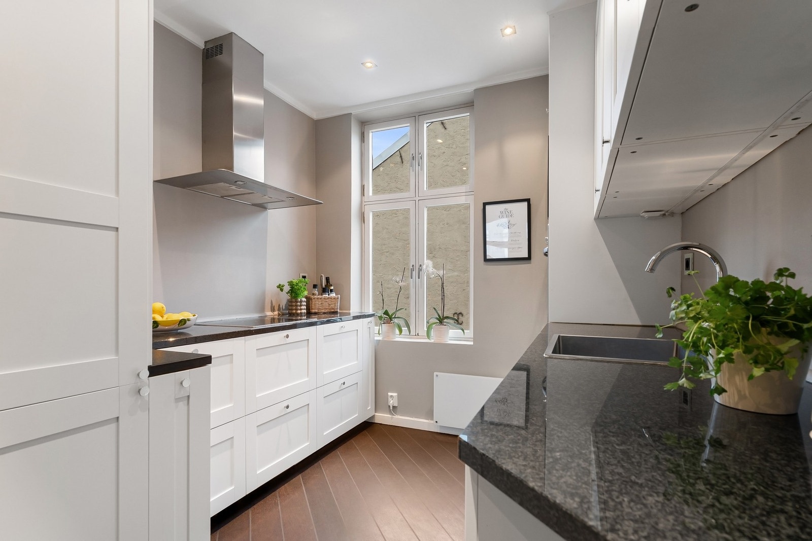 Kjøkkenet har profilerte fonter, og benkeplate av stein. Galleribilde