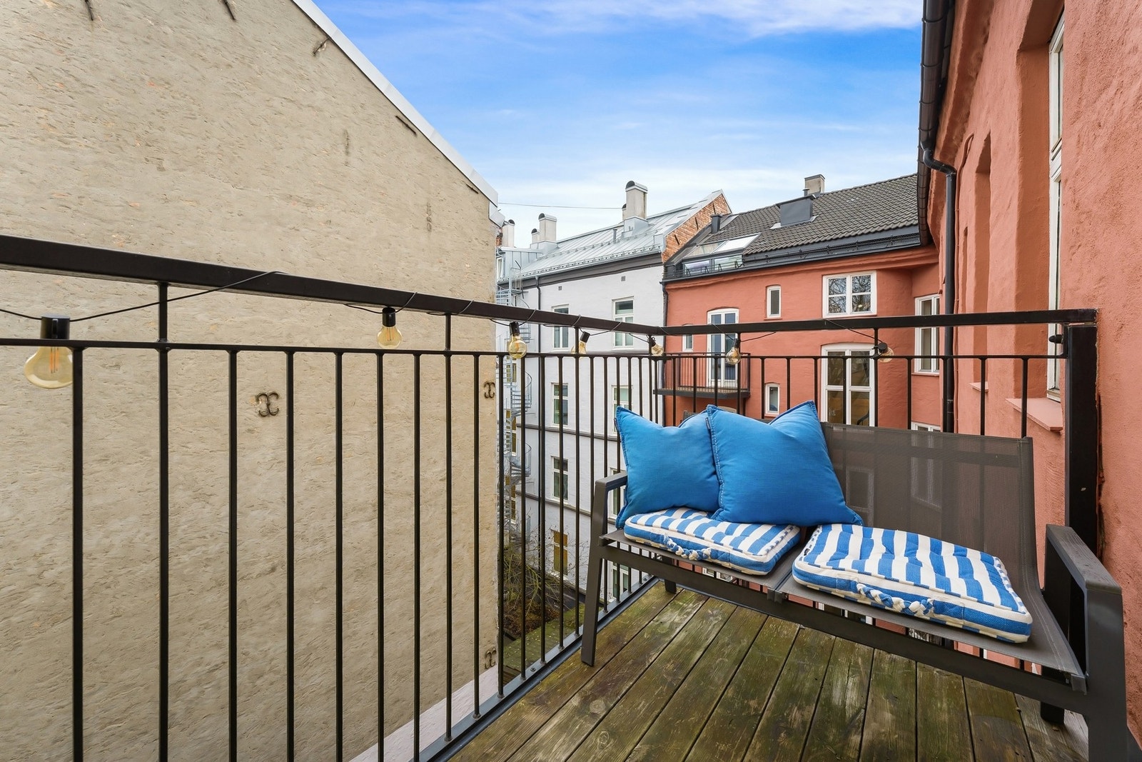 Balkongen er på 6 kvm, og har god plass til balkongmøblement og grill. Galleribilde