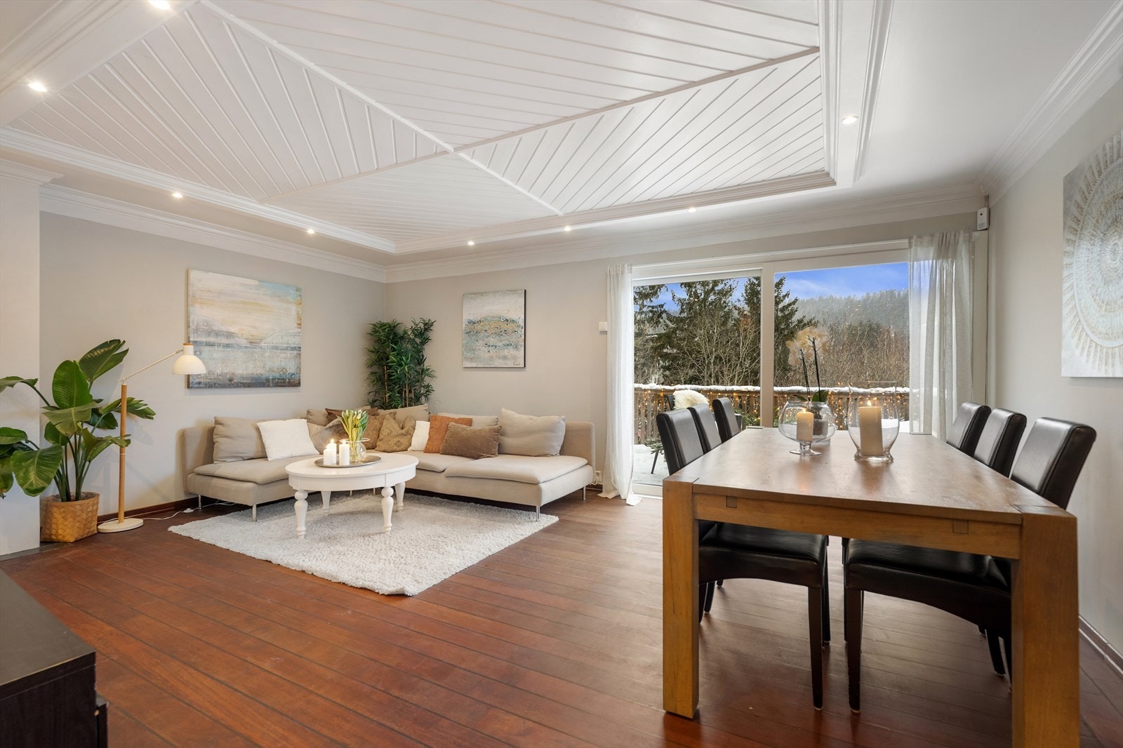 Luftig og lys stue/spisestue med store vindusflater som slipper inn rikelig med naturlig lys og en flott utsikt. Her er det god plass til å innrede med sofagruppe, TV-benk, spisebord og annet ønskelig møblement. Galleribilde