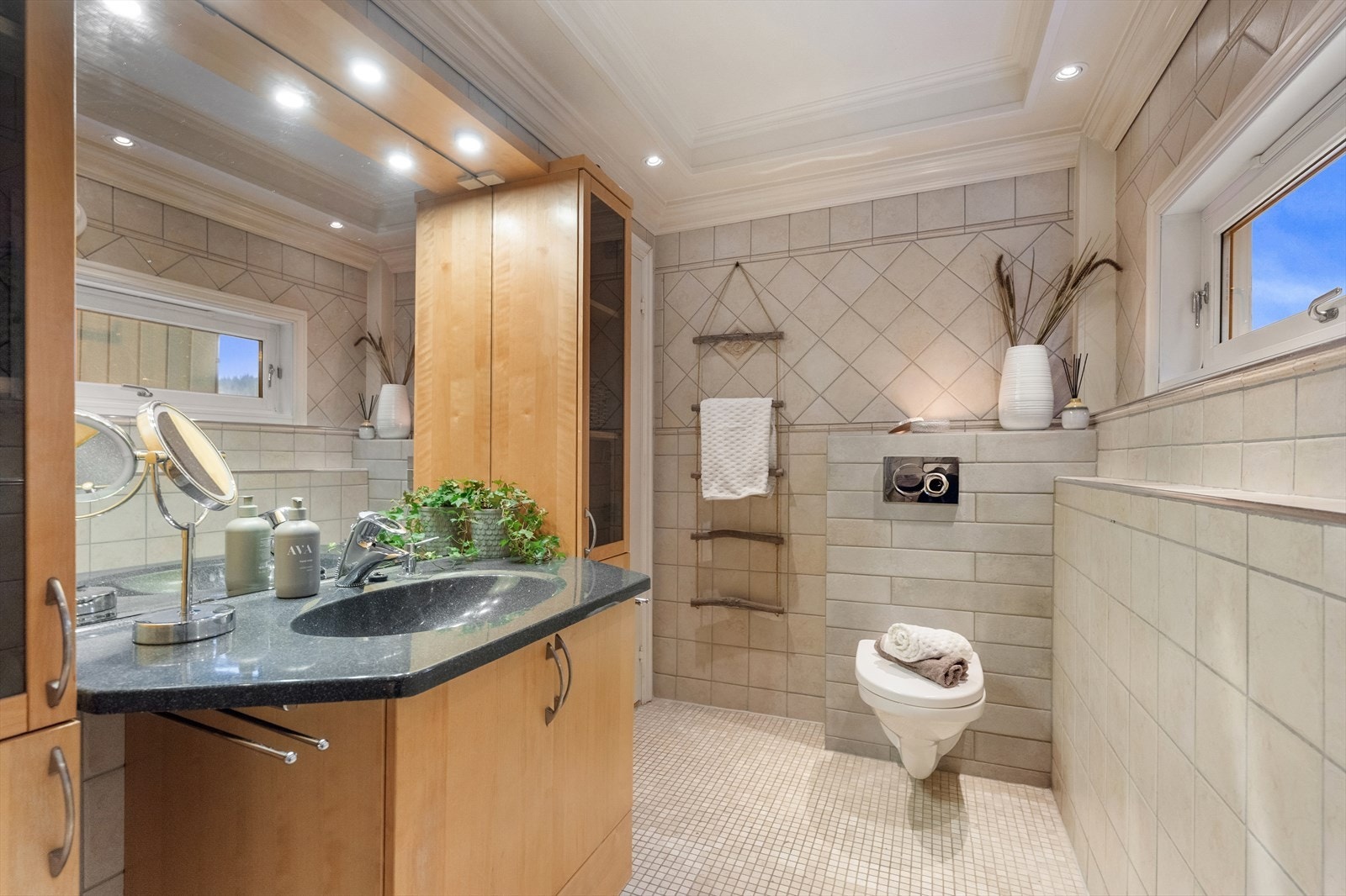 Pent og delikat bad fra 2006. Det er lagt varmekabler i gulv. Galleribilde