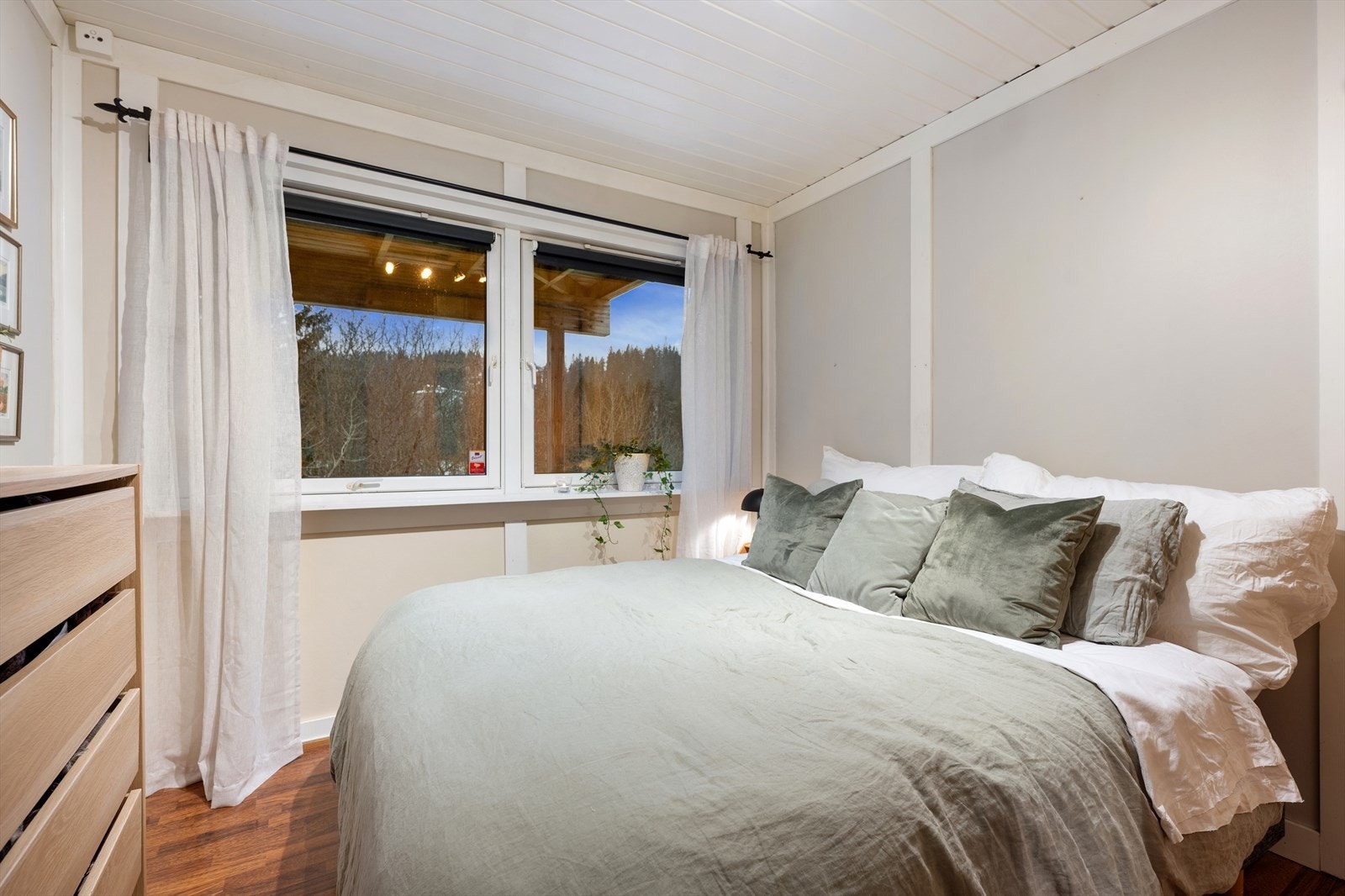 Hovedsoverommet er av god størrelse og har plass til dobbeltseng og tilhørende nattbord. Galleribilde