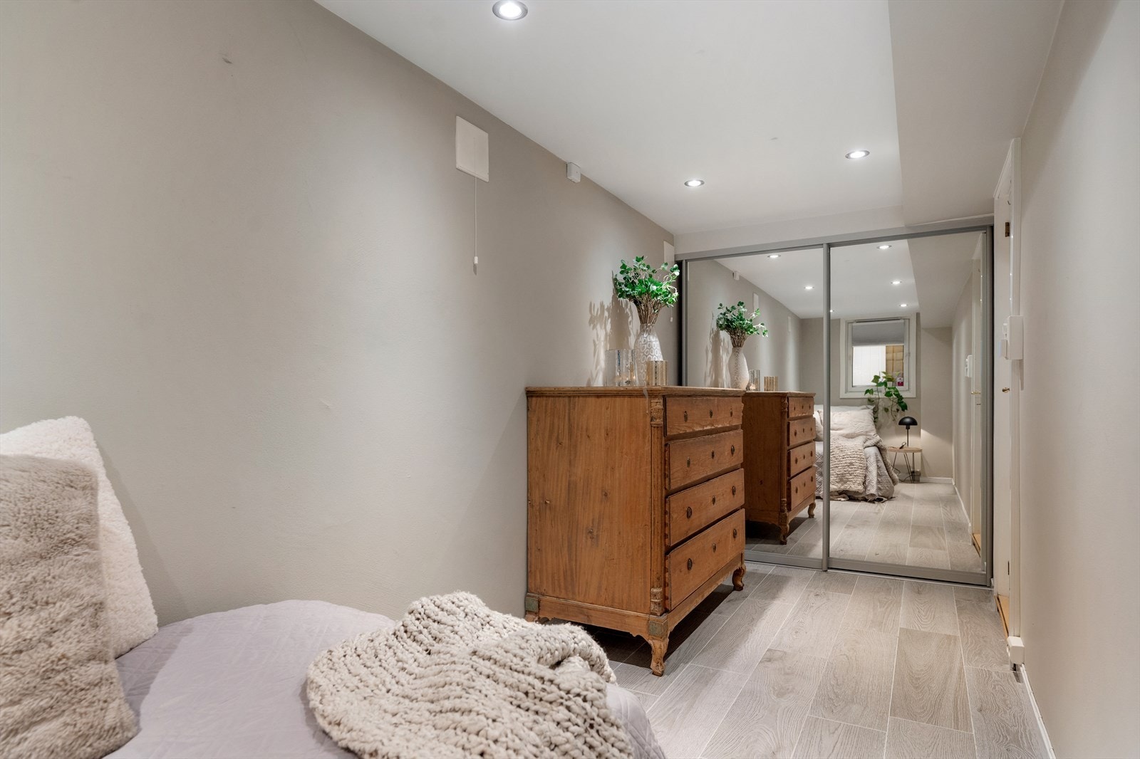 Selger har søkt til Nittedal kommune om bruksendring av soverom samt innmelding av veranda, datert 18.02.2026. Selger forventer snarlig svar fra Nittedal kommune. Galleribilde