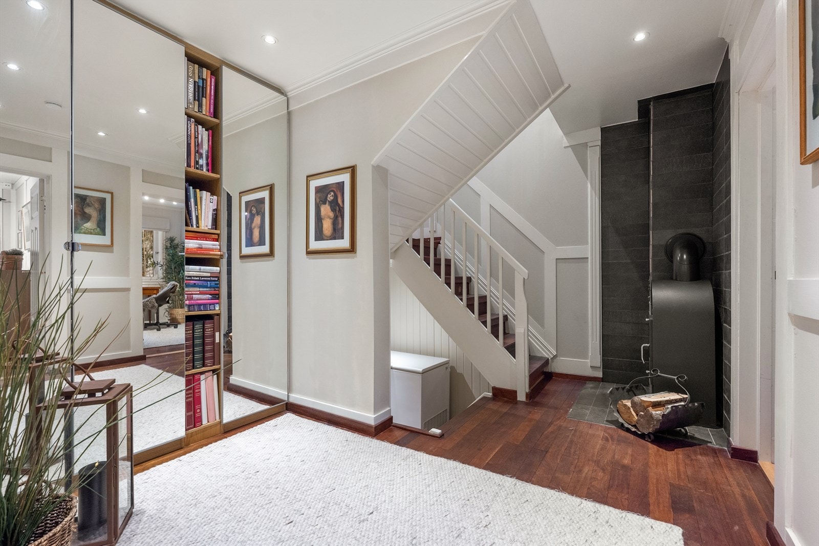 I gangen er det montert peis ovn som varmer godt under vinterhalvåret. Galleribilde