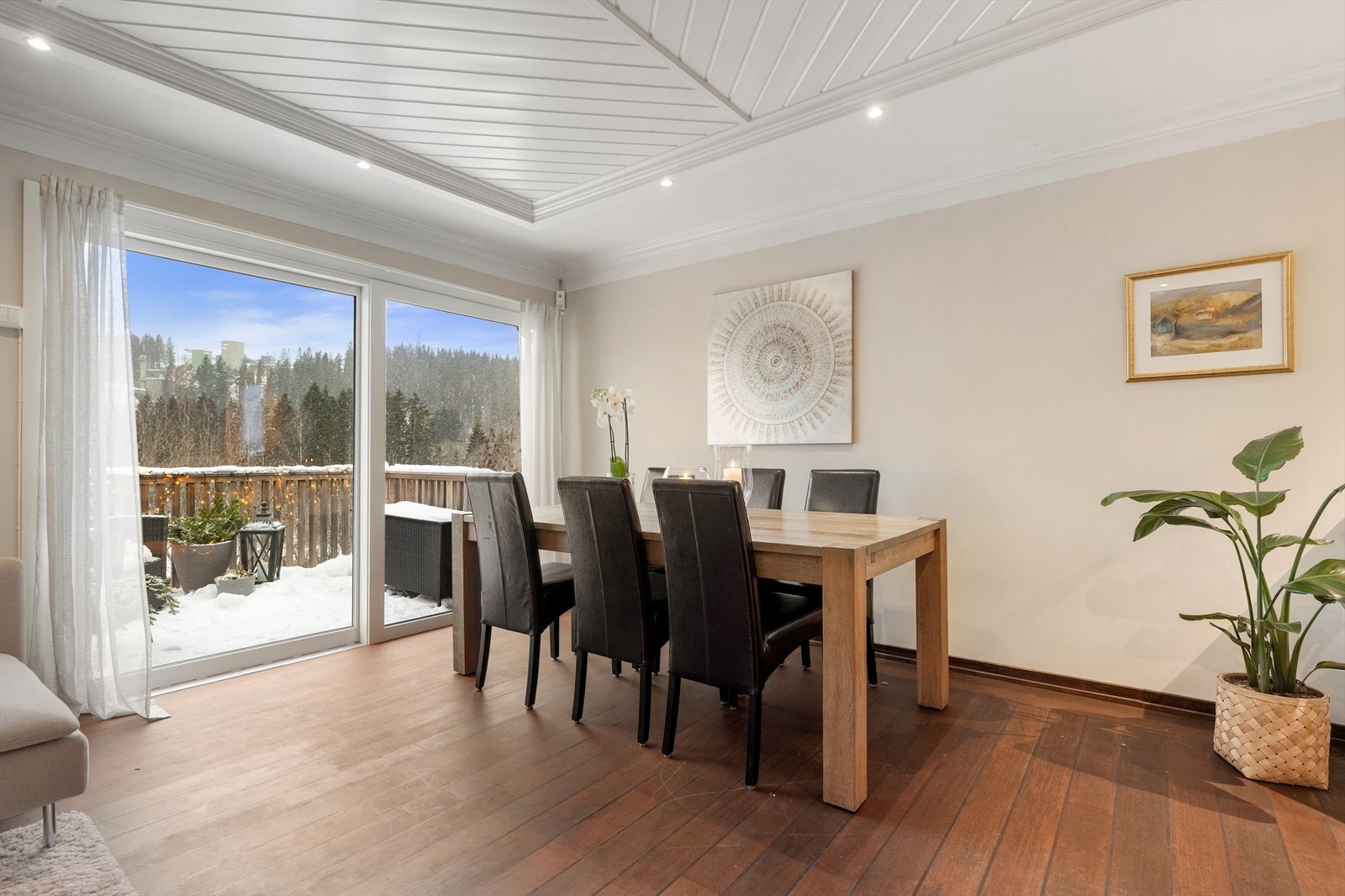 Fra stuen er det utgang til veranda på ca. 11 kvm. Galleribilde