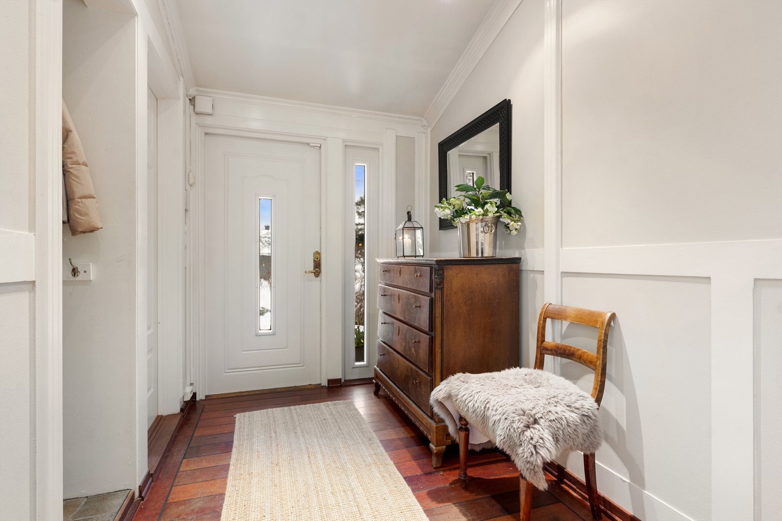 Innbydende entré/hall med god plass til oppbevaring av yttertøy og sko. Galleribilde