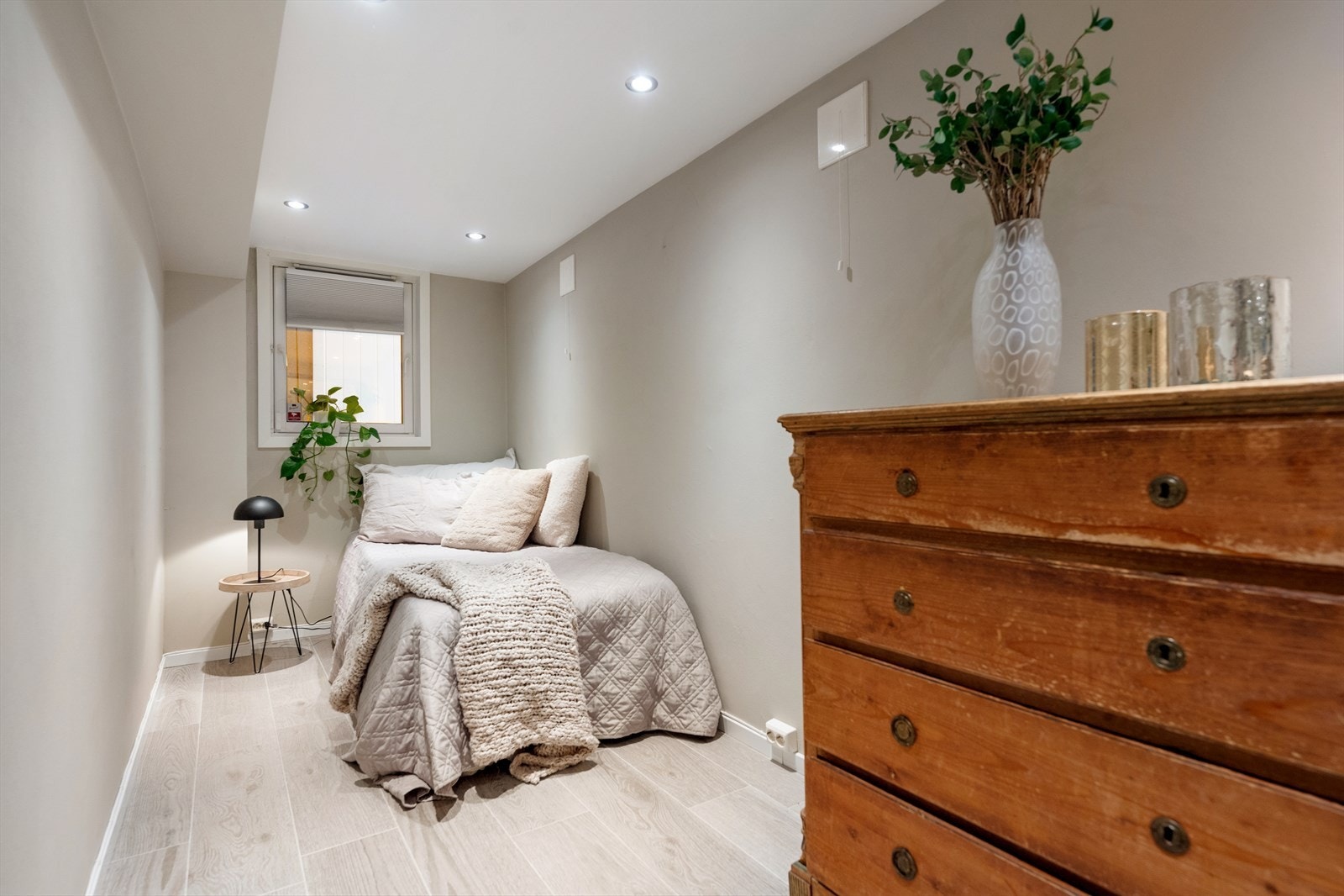 Innredet soverom. Rommet er opprinnelig godkjent som vaskerom, altså ikke godkjent som varig opphold. Galleribilde