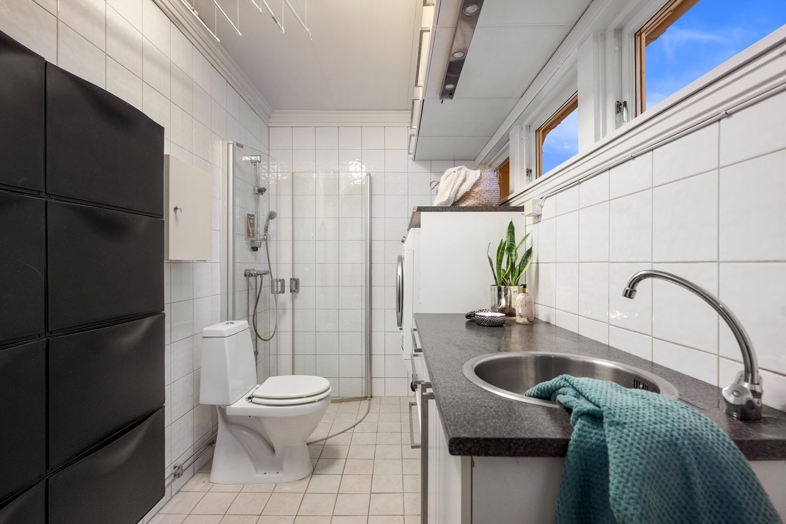 Romslig og praktisk bad/vaskerom i 1. etasje. Det er lagt varmekabler i gulv. Galleribilde