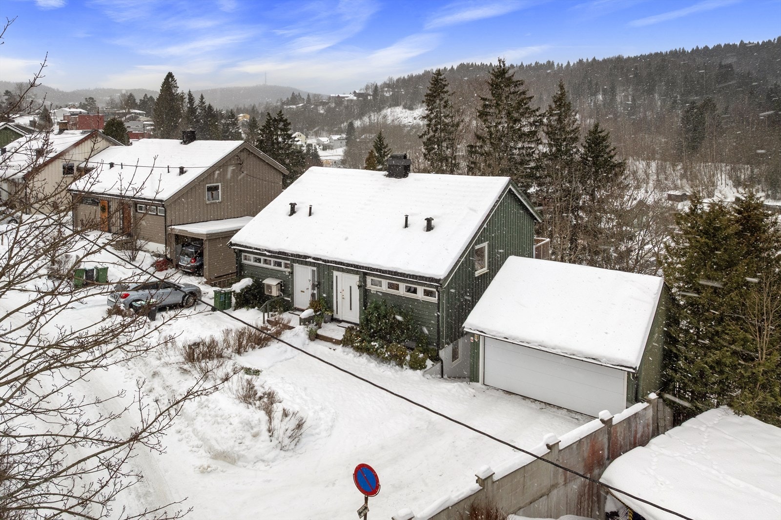 Boligen har solrike uteplasser med hyggelig utsikt og en romslig dobbelgarasje med lader. Galleribilde