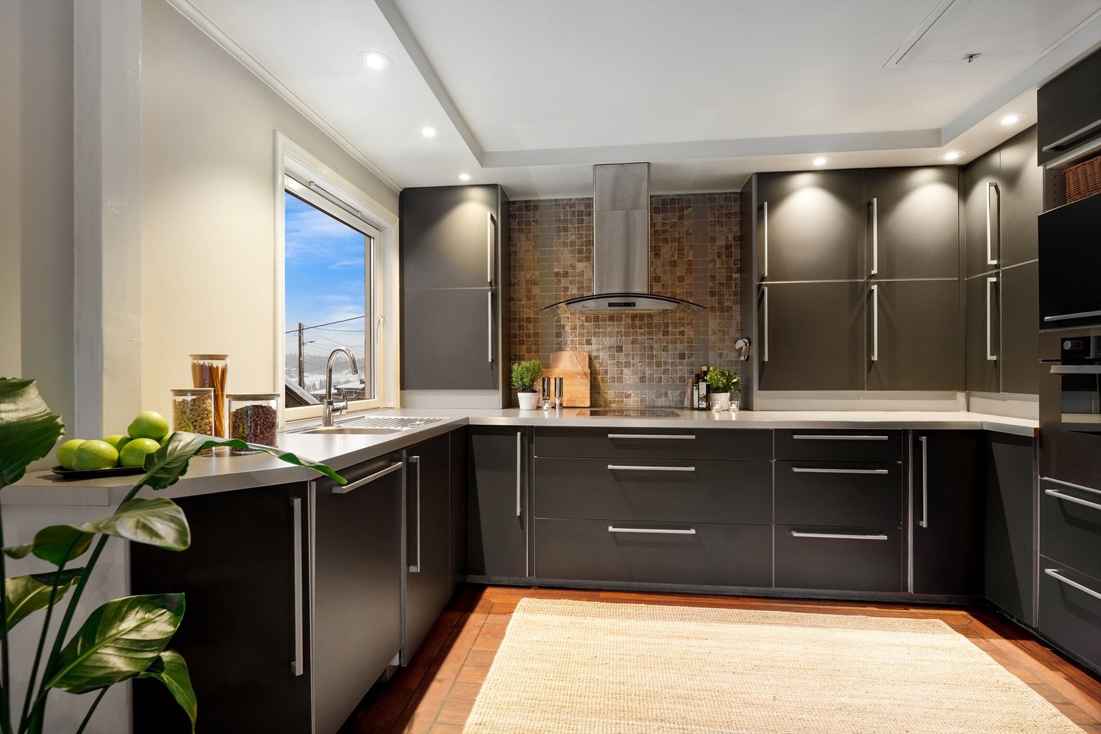 Pent kjøkken i åpen løsning mot stue. Galleribilde