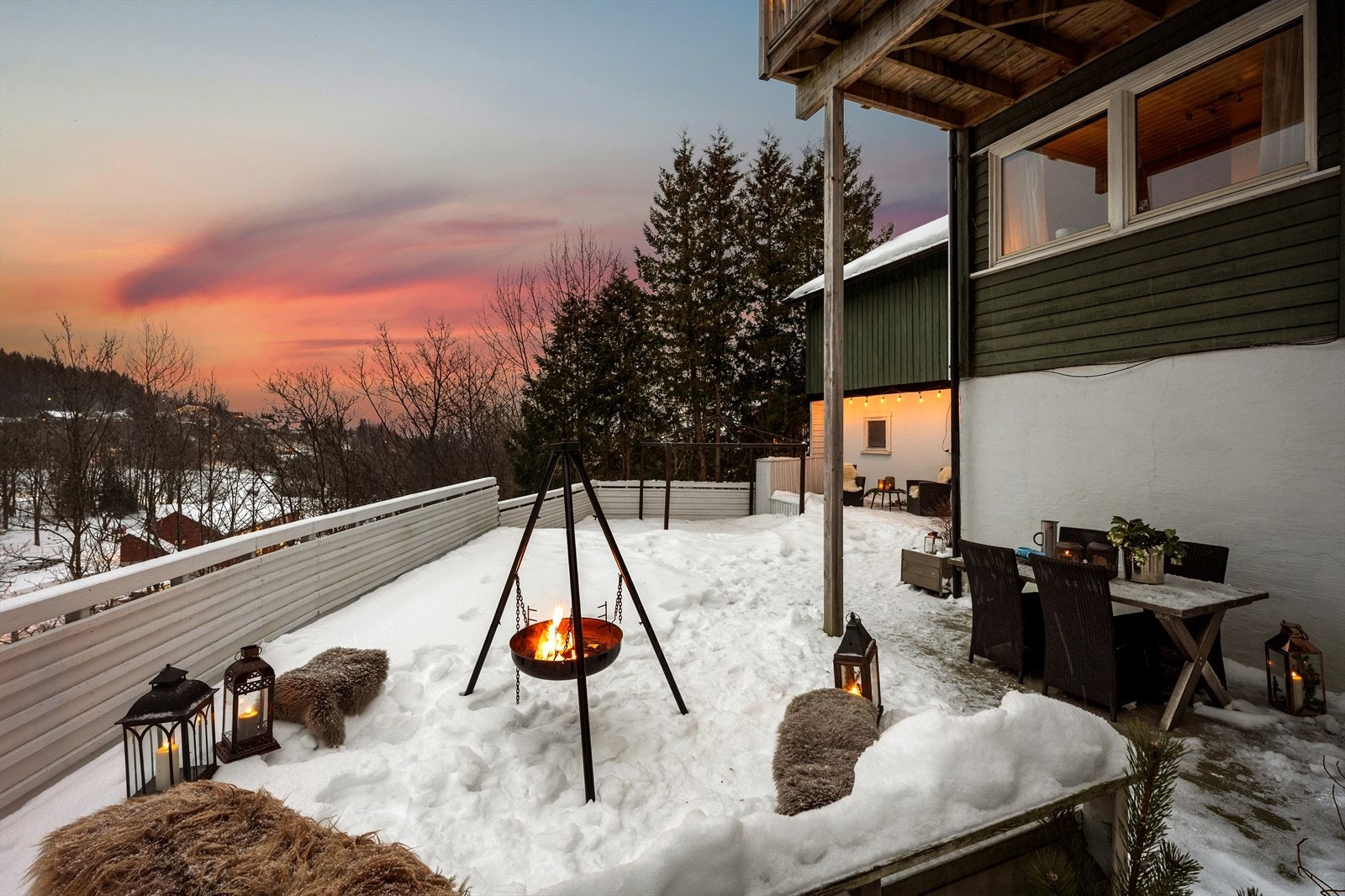 Stor terrasse på ca. 90 kvm med gode solforhold hyggelig utsikt. Galleribilde