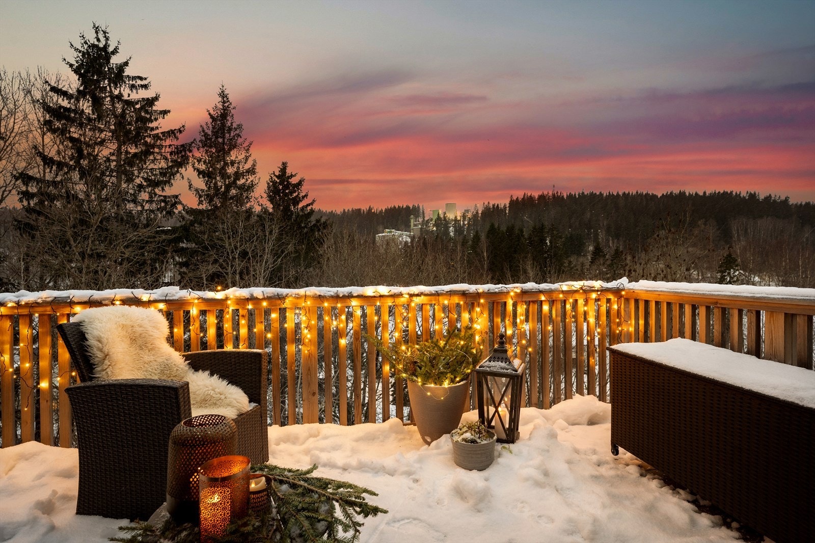 Veranda på ca. 11 kvm med utgang fra stue. Her er det gode solforhold og flott utsikt. Galleribilde