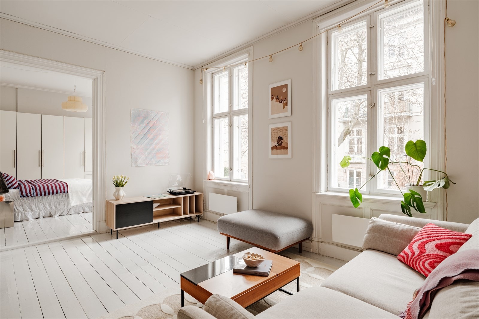 Alle overflater er malte i en delikat fargetone, som skaper en lys og harmonisk atmosfære og gjør det enkelt å innrede etter eget ønske. Veggene og gulvet ble malt i 2019/20. Galleribilde