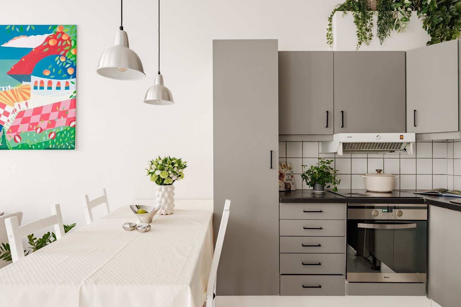 Kjøkkenet er utstyrt med integrerte hvitevarer, og det er plass til frittstående kjøl/fryseskap. Galleribilde