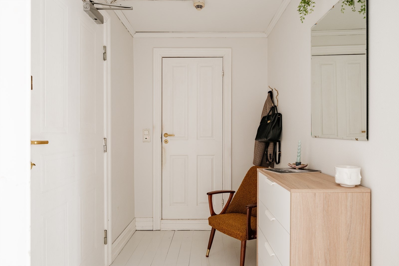 En innbydende entré ønsker deg velkommen hjem og setter tonen for resten av leiligheten! Galleribilde