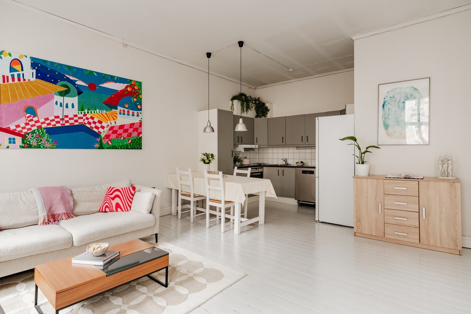 Stuen og kjøkkenet har en åpen og sosial planløsning som bidrar til en luftig romfølelse. Galleribilde