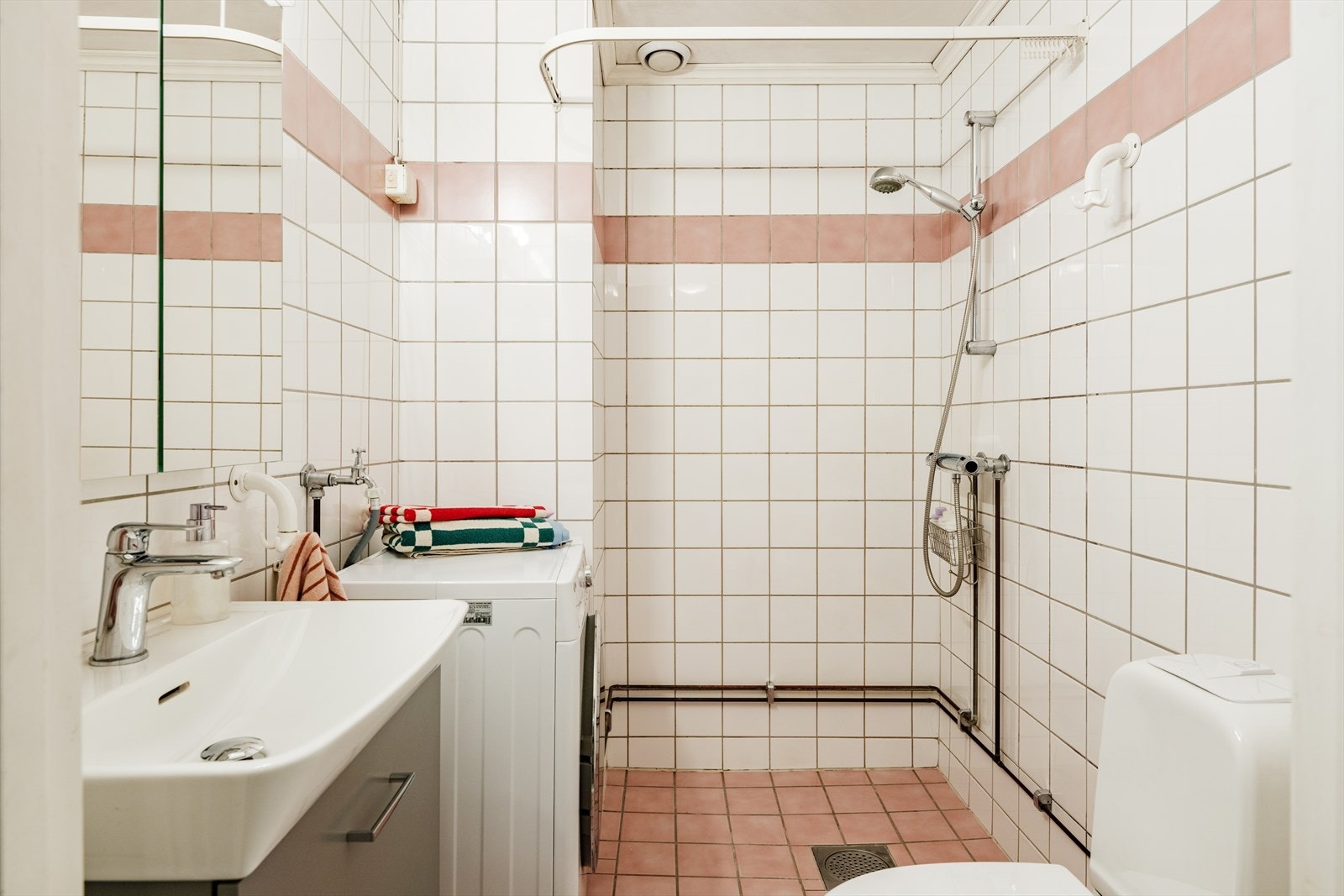 Flislagt bad med opplegg for vaskemaskin. Galleribilde