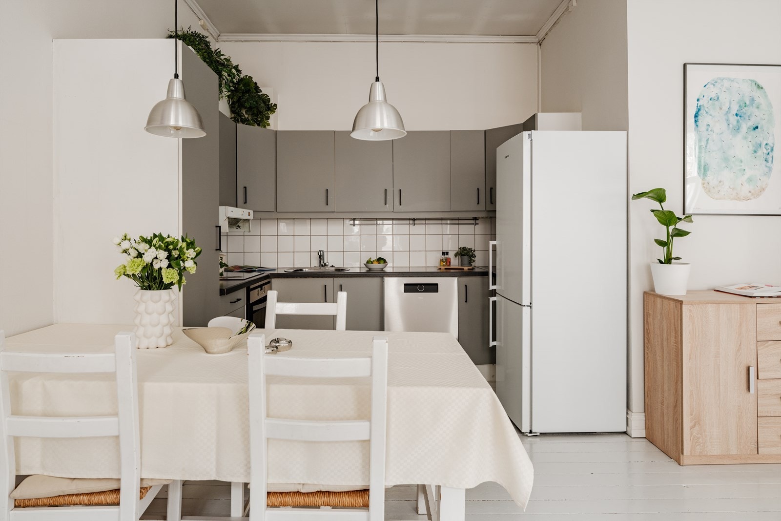 God plass til å invitere til en hyggelig middag rundt spisebordet. Galleribilde