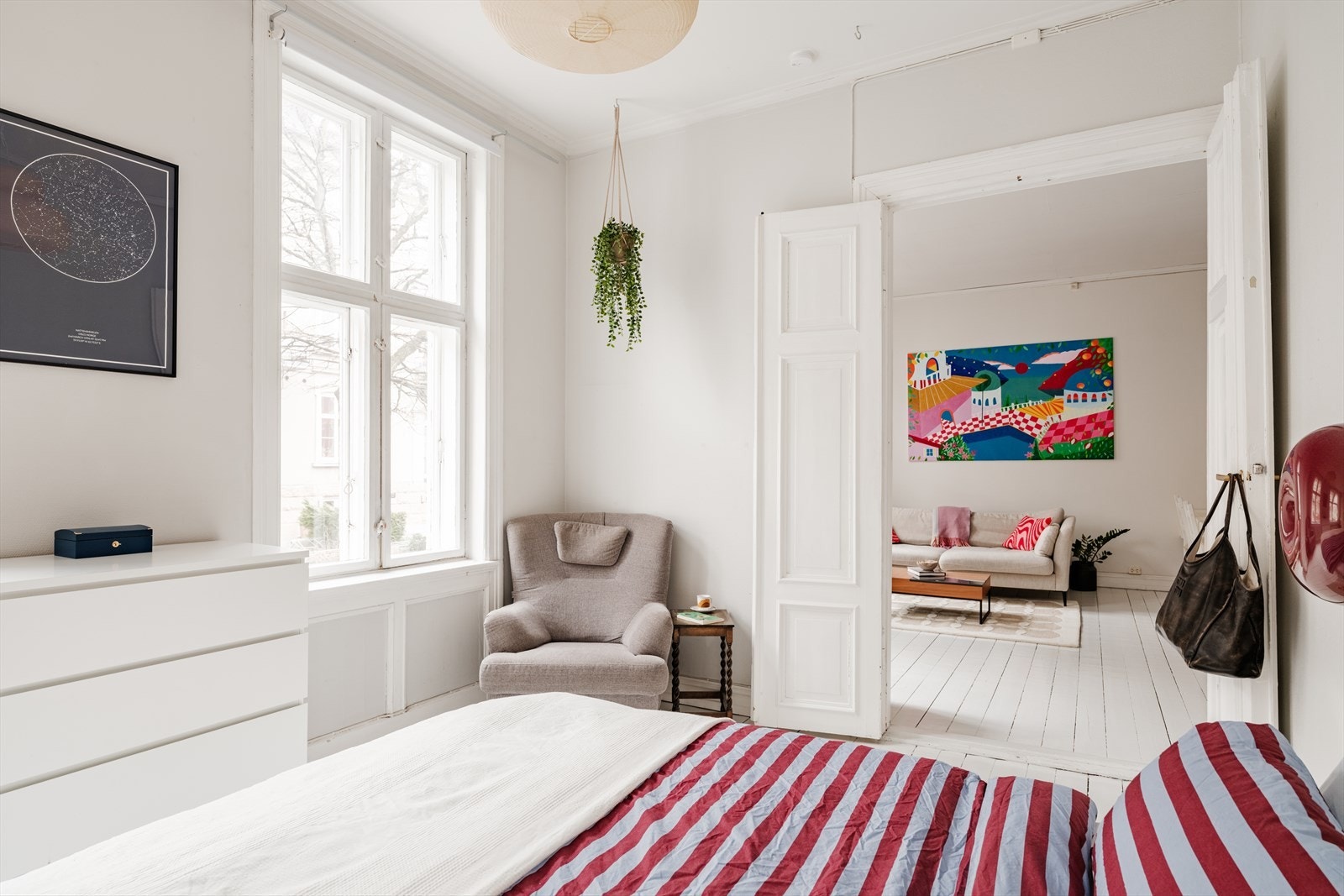 Lyse fargetoner på veggene skaper en behagelig og avslappende atmosfære. Galleribilde