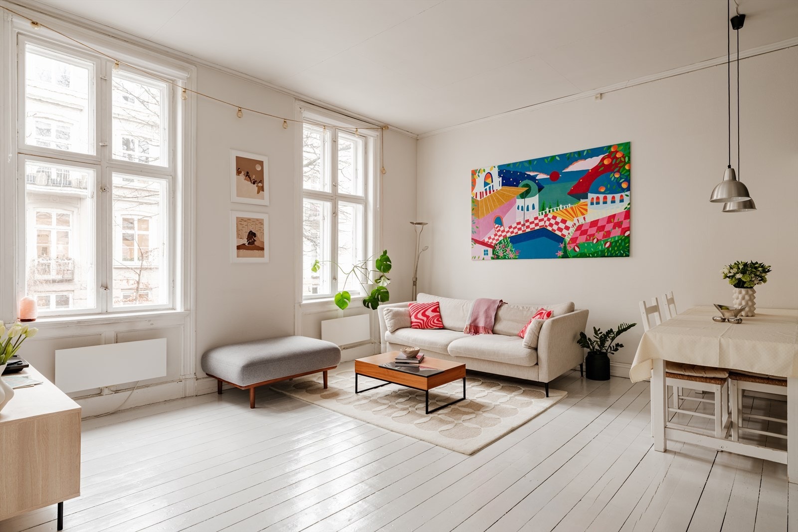 Planløsningen gjør det enkelt å innrede med sofa, TV-møbler, spisebord og øvrig møblement. Galleribilde