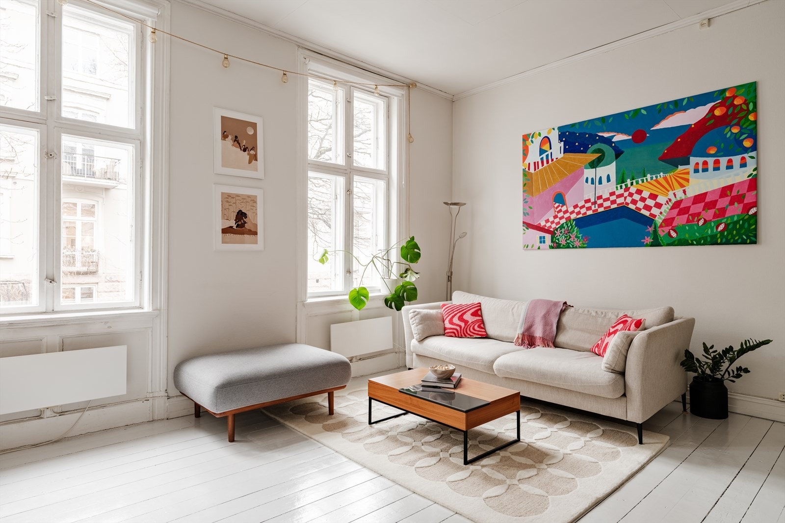 Den lyse og hyggelige stuen har store vindusflater som sikrer gode lysforhold og gir rommet en luftig atmosfære. Galleribilde