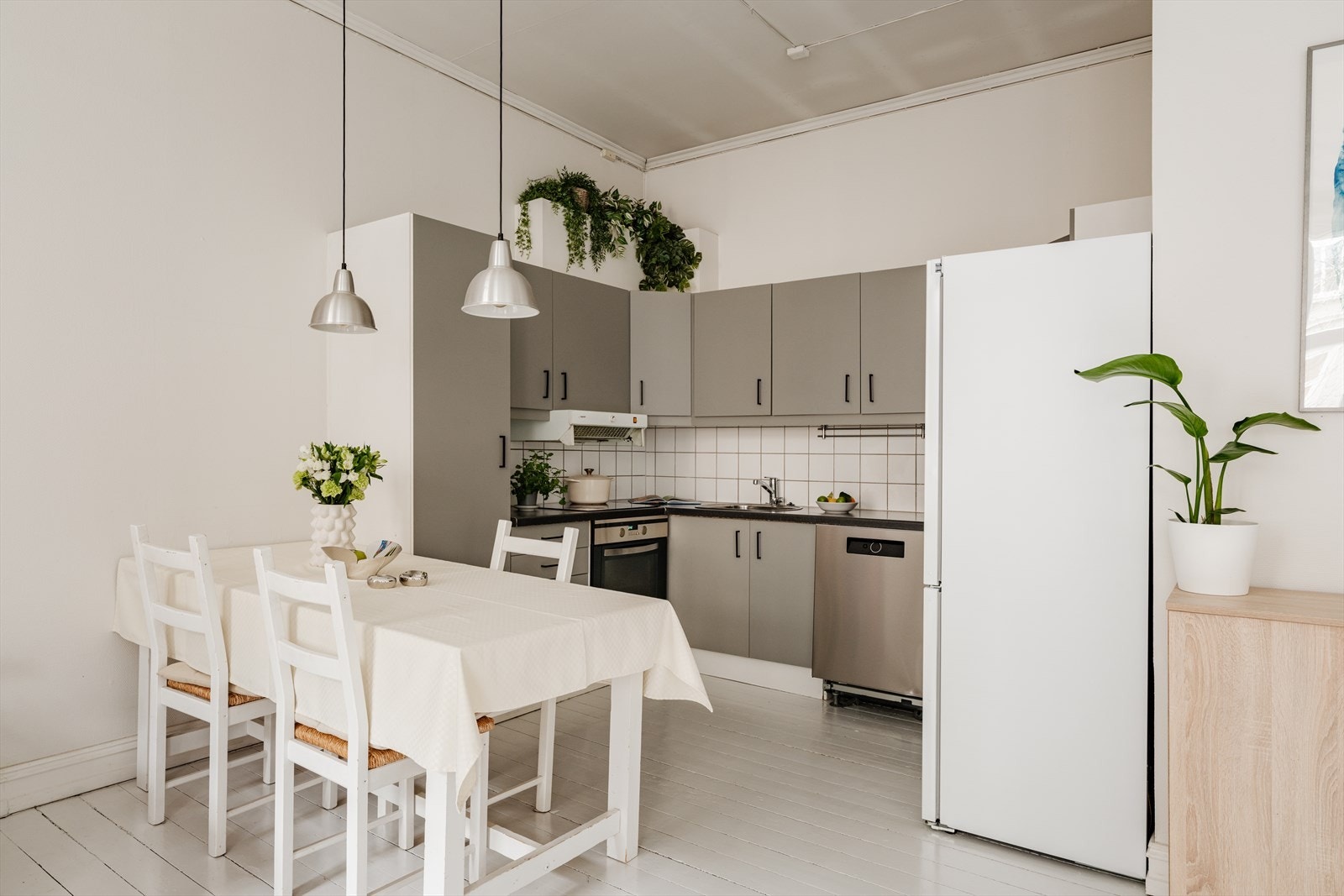 Kjøkkenet har en funksjonell utforming med rikelig skap- og benkeplass. Galleribilde