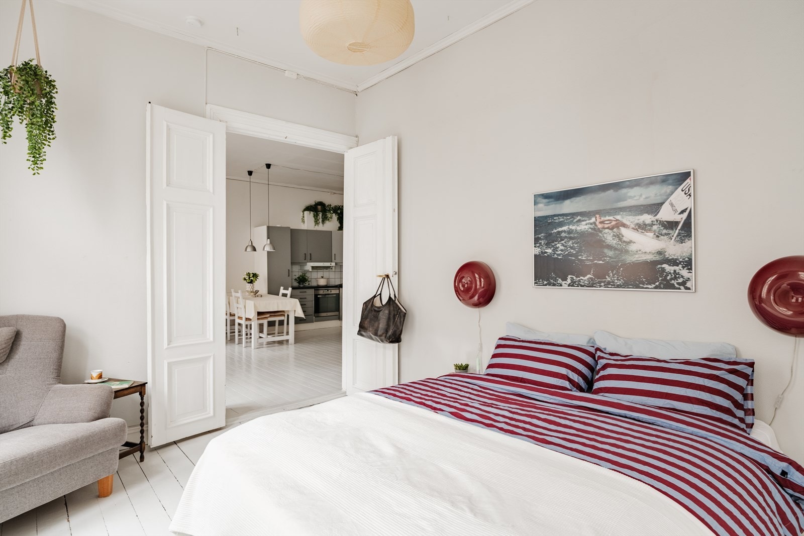 I tillegg til god lagringsplass i leiligheten, disponerer den to kjellerboder. Galleribilde