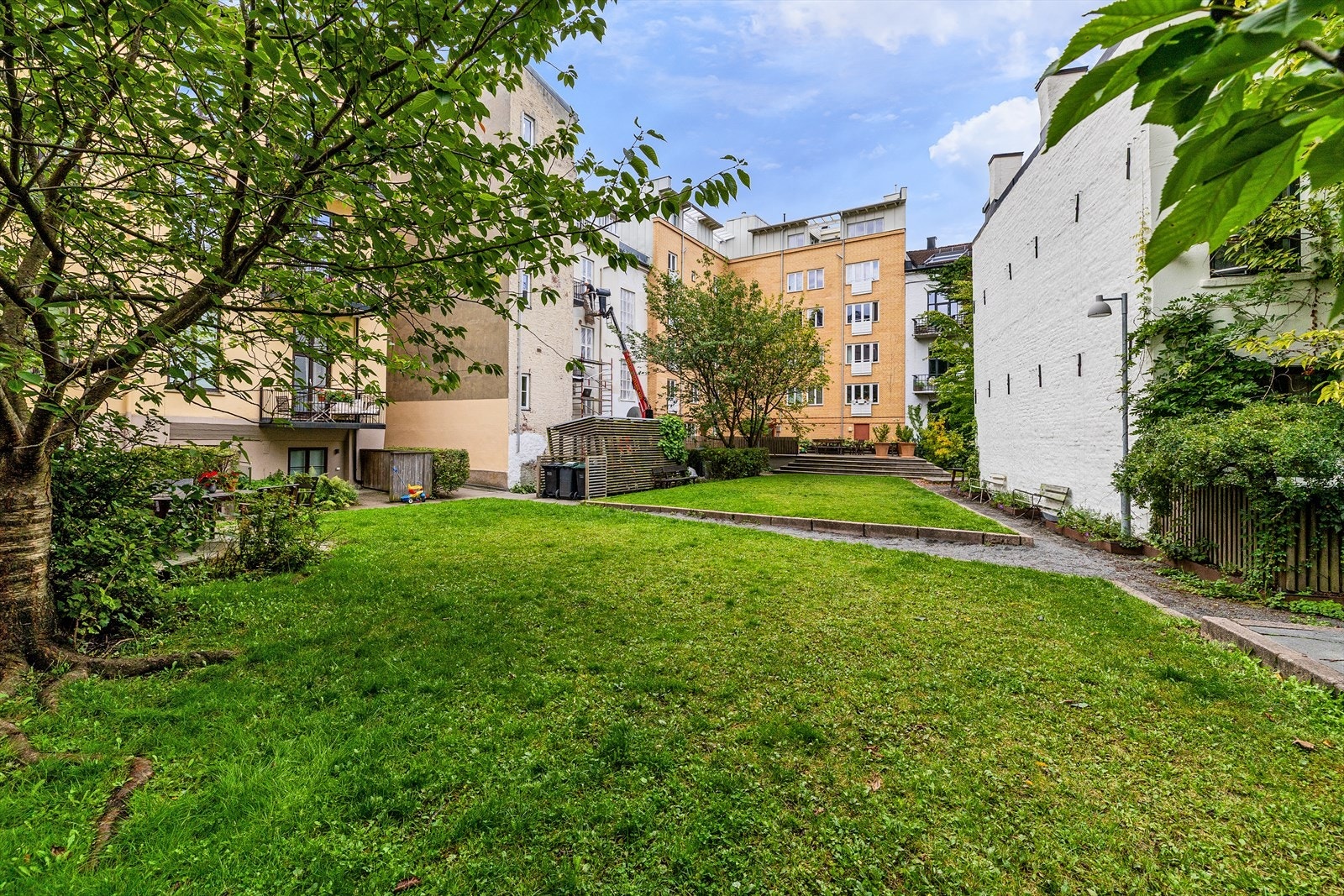 Dette er en unik bakgård - mer som en frodig park! Galleribilde