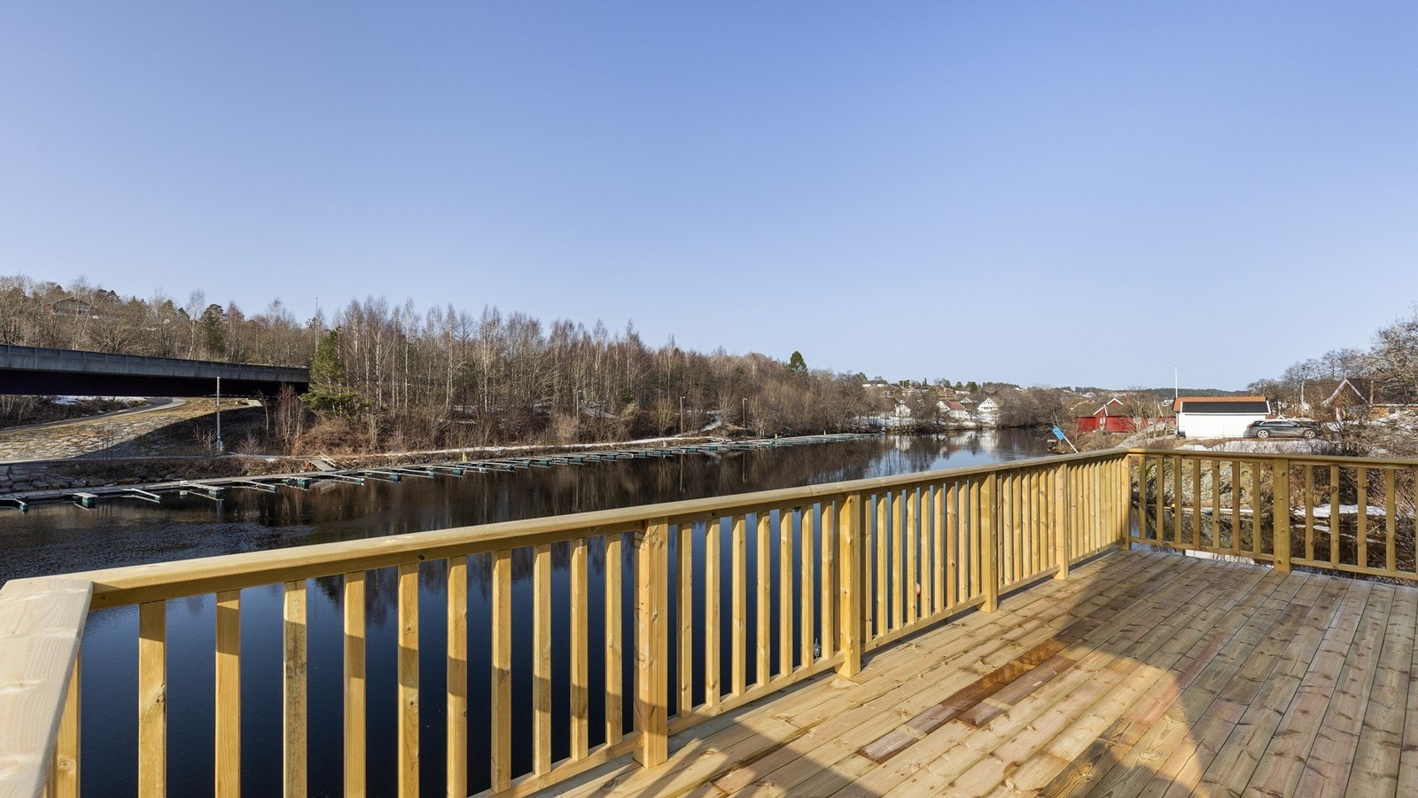 Verandaen er av nyere dato og har god plass til møblement Galleribilde