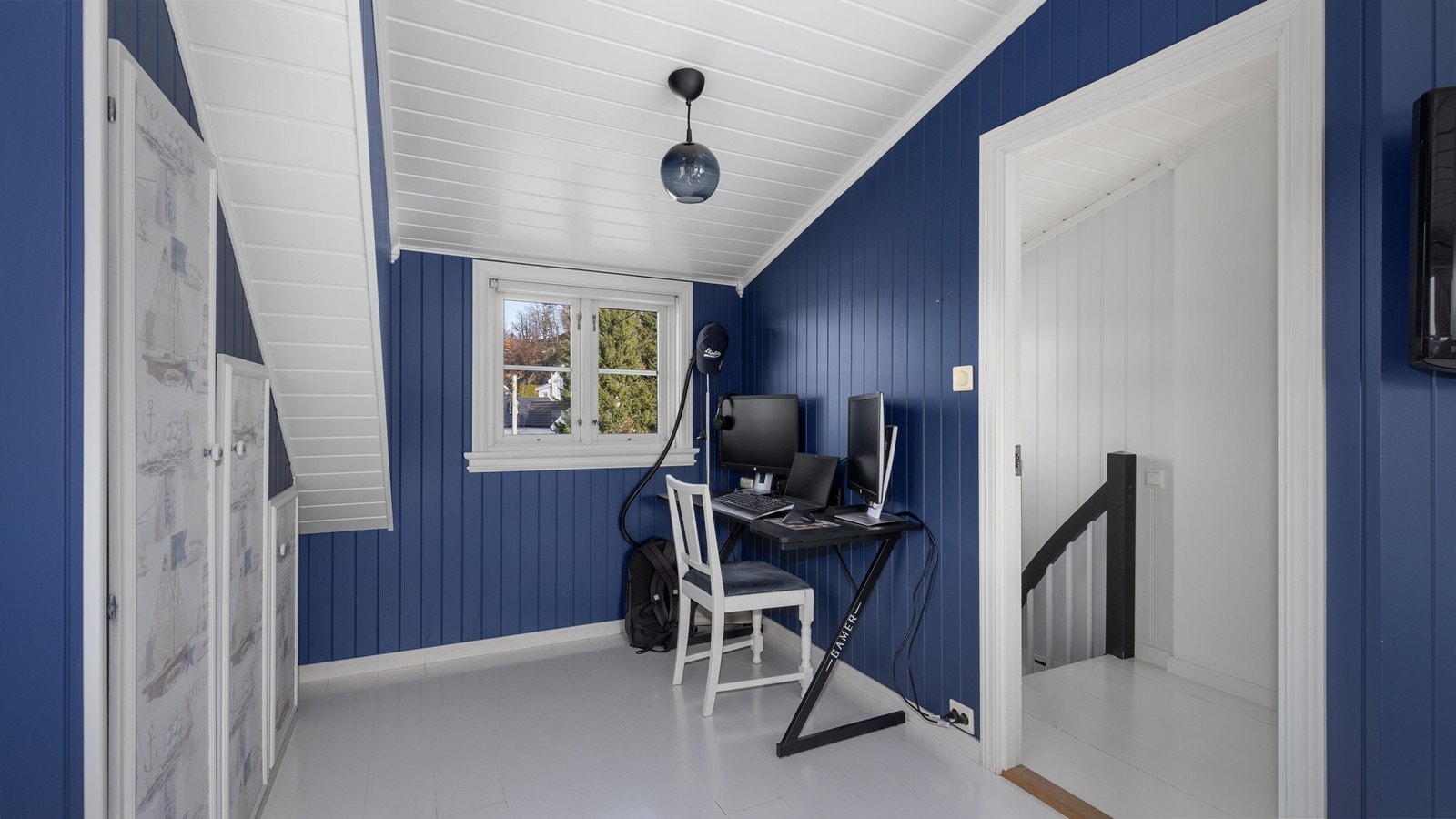 Øverste etasje består av totalt 3 rom, 2 soverom og en loftstue Galleribilde